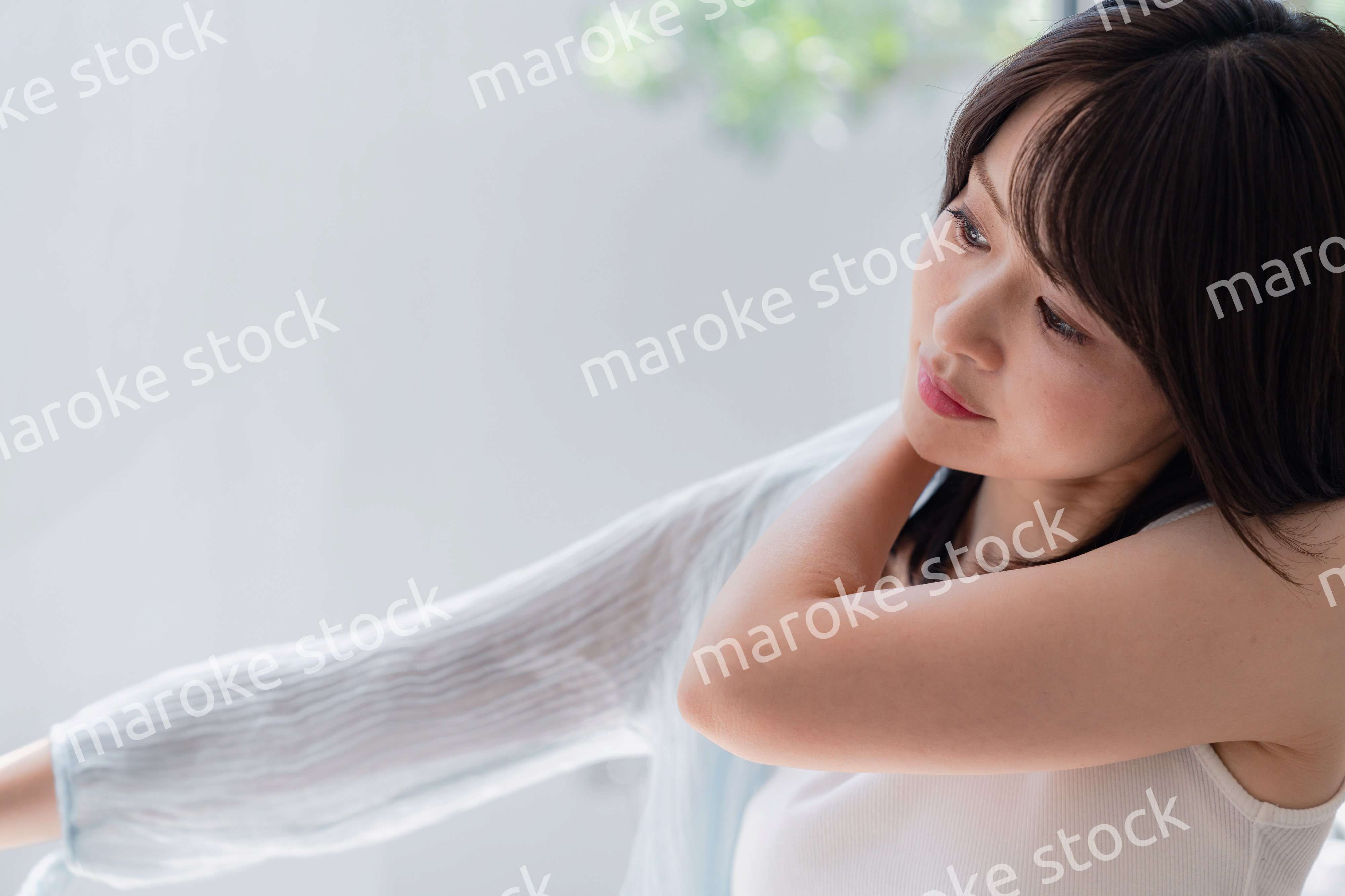 着替えをする若い女性