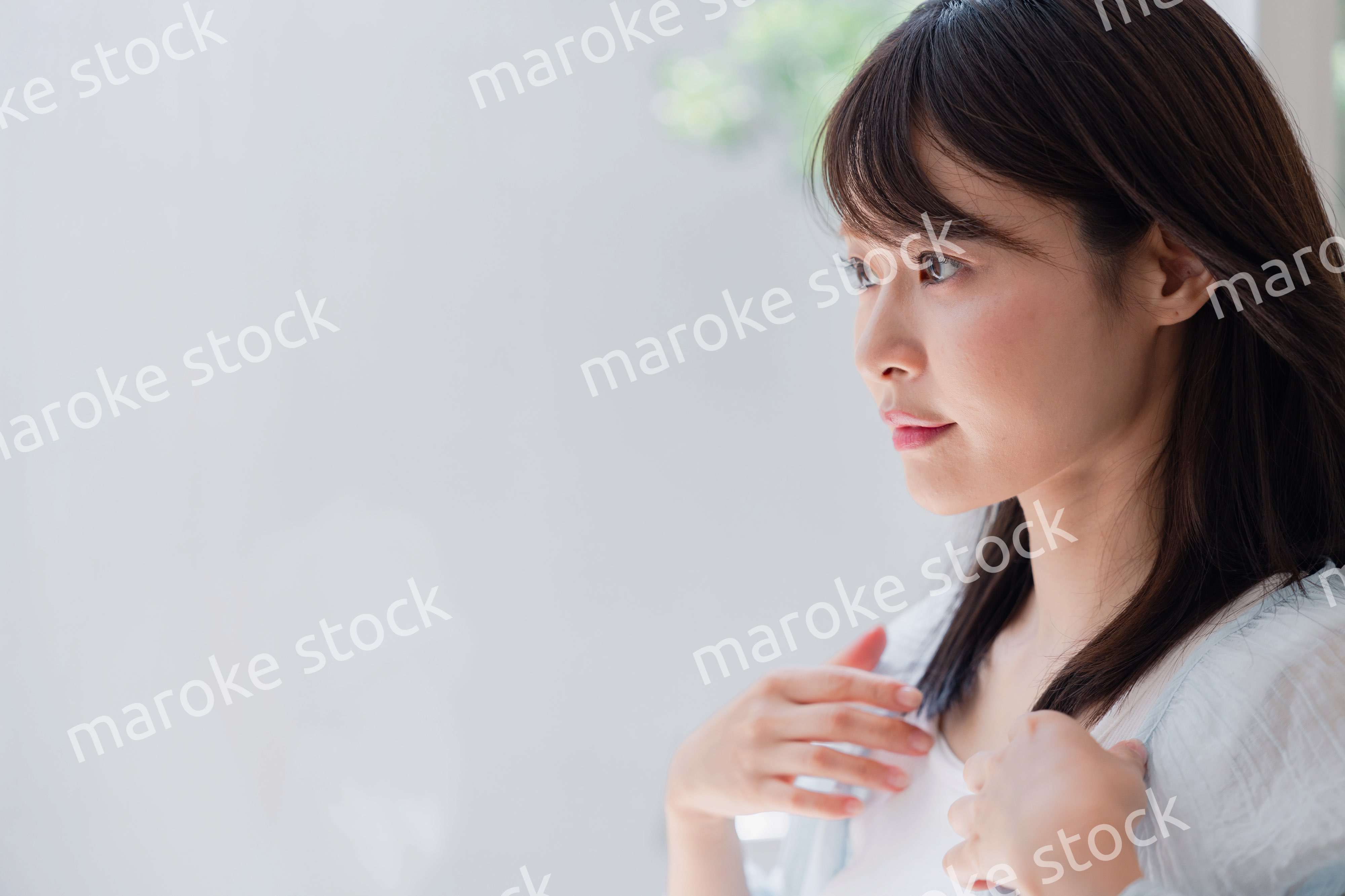 着替えをする若い女性