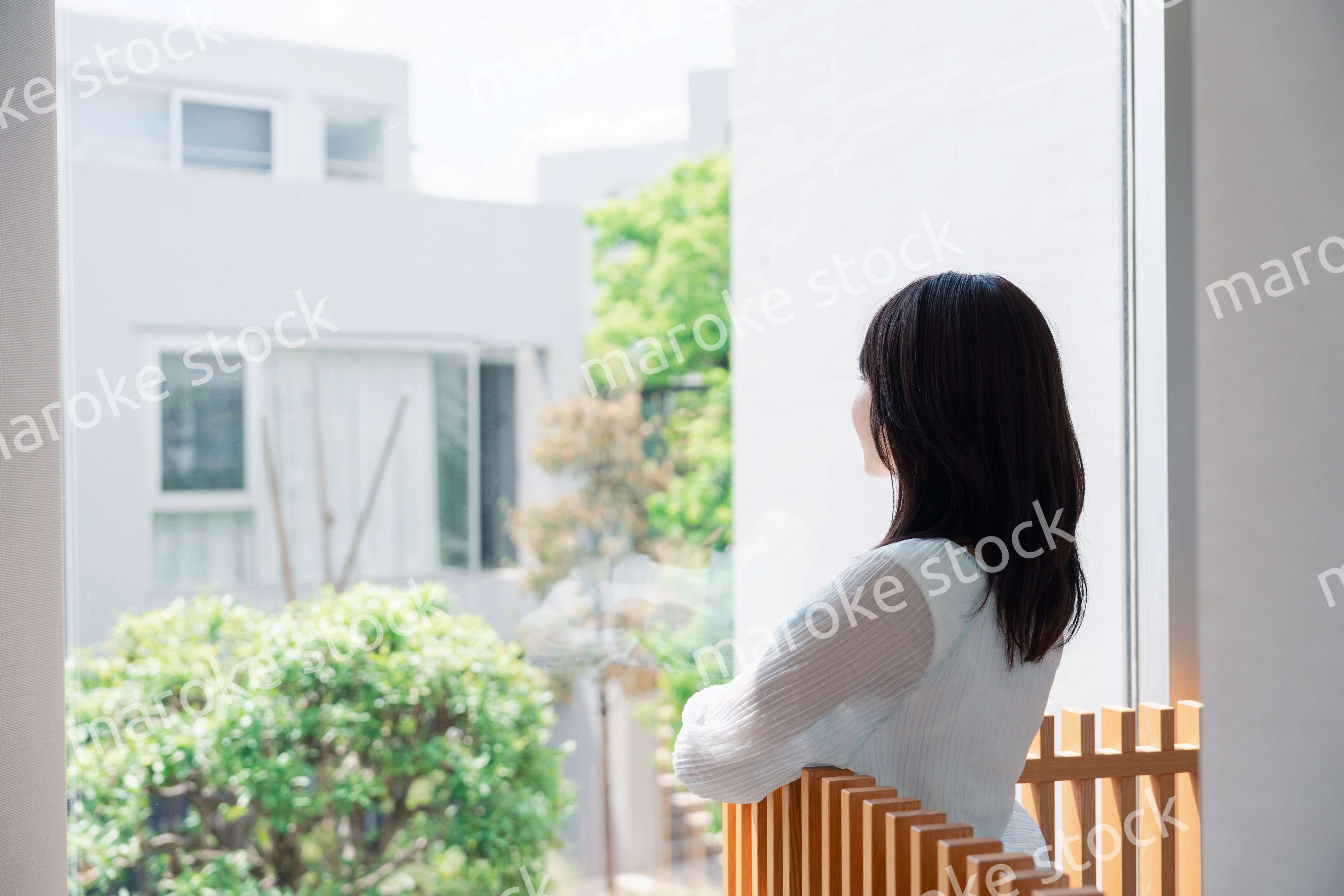 光がたくさん入る家でくつろぐ女性