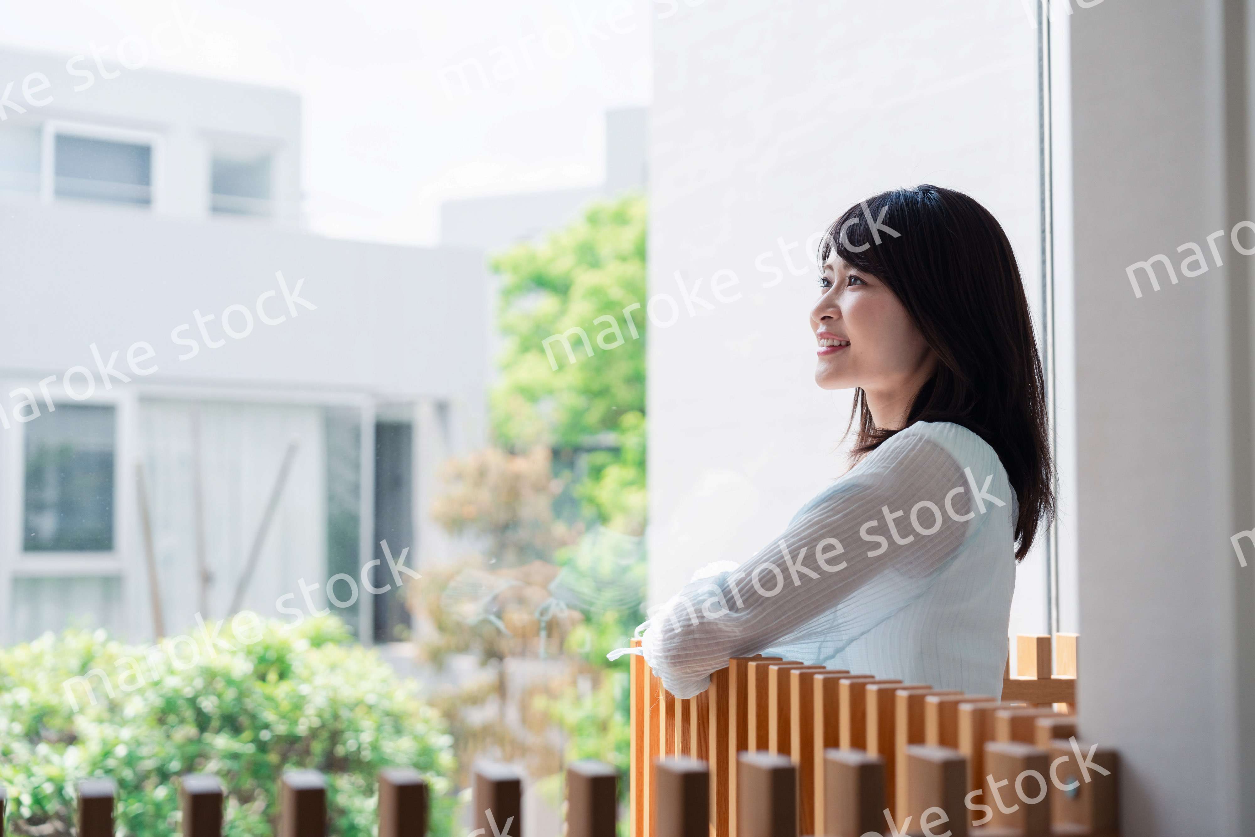 光がたくさん入る家でくつろぐ女性