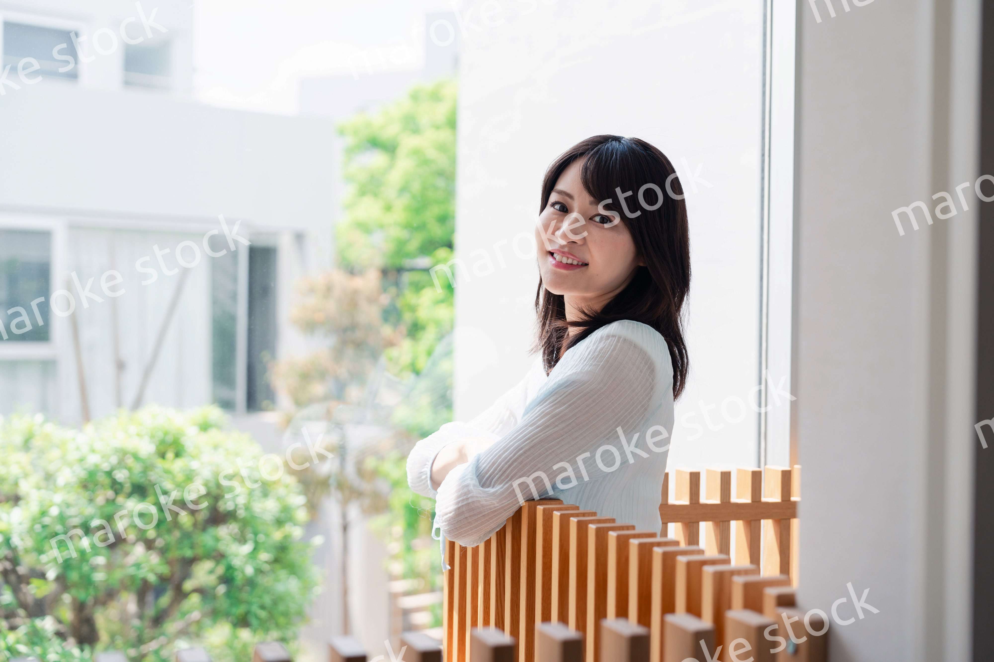 光がたくさん入る家でくつろぐ女性