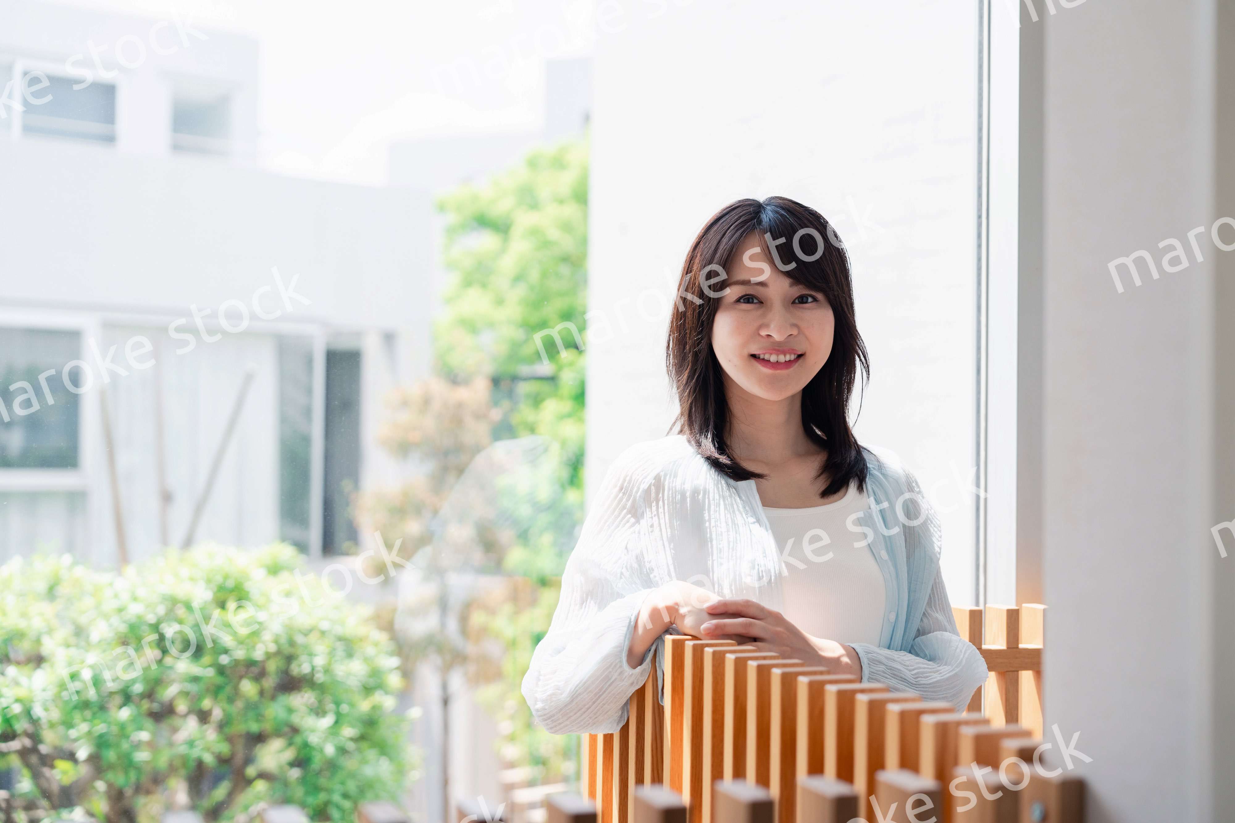 光がたくさん入る家でくつろぐ女性