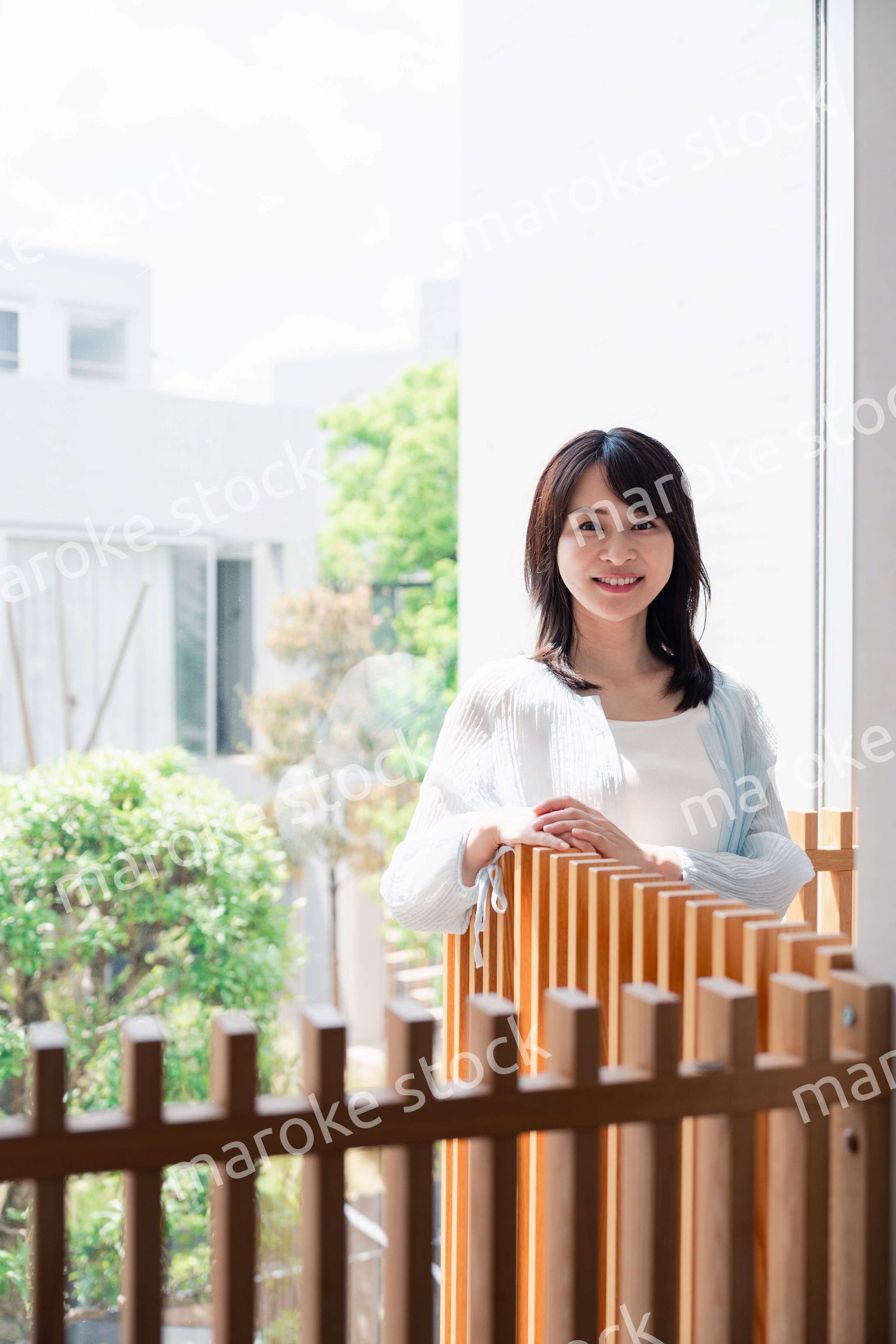 光がたくさん入る家でくつろぐ女性