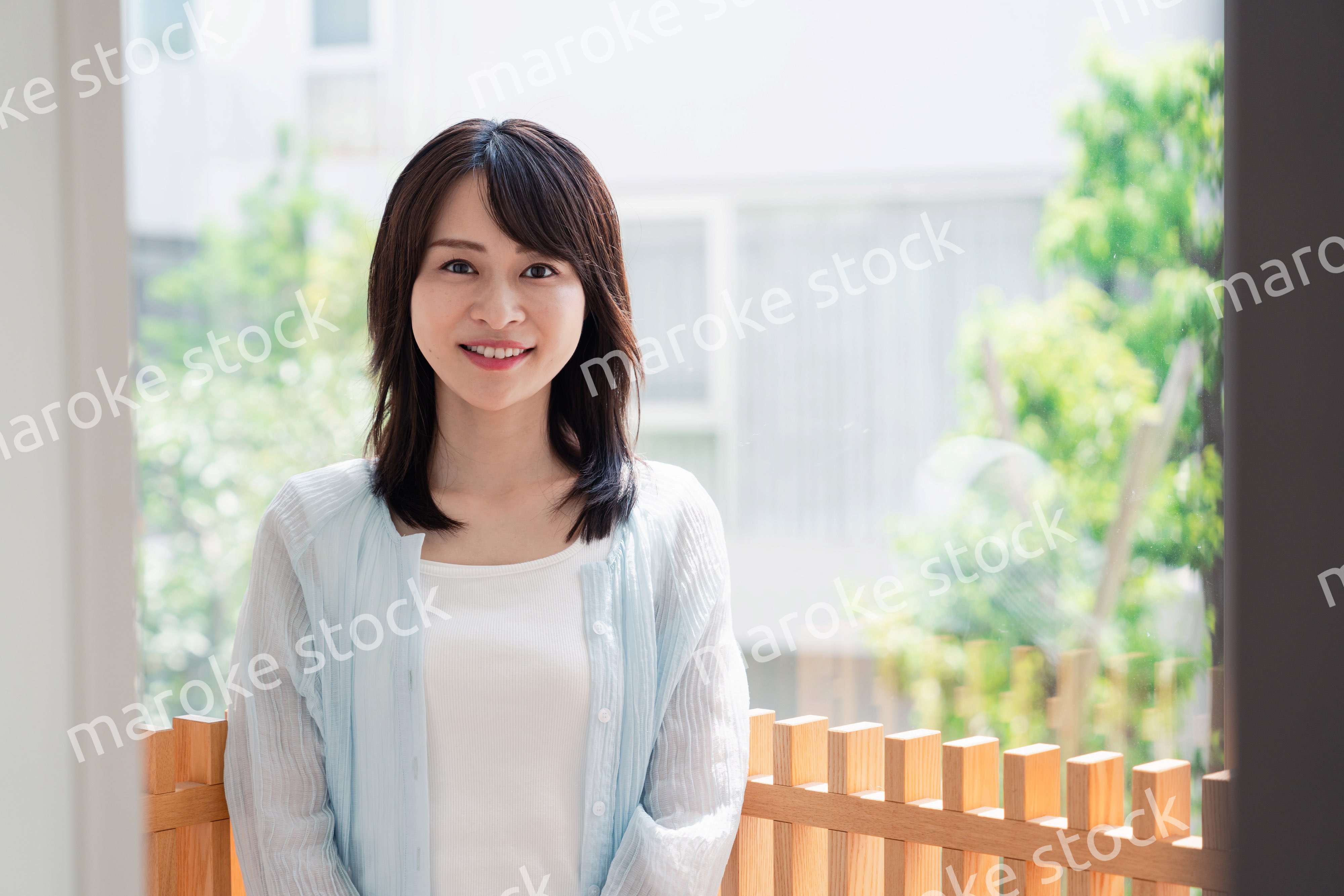 光がたくさん入る家でくつろぐ女性