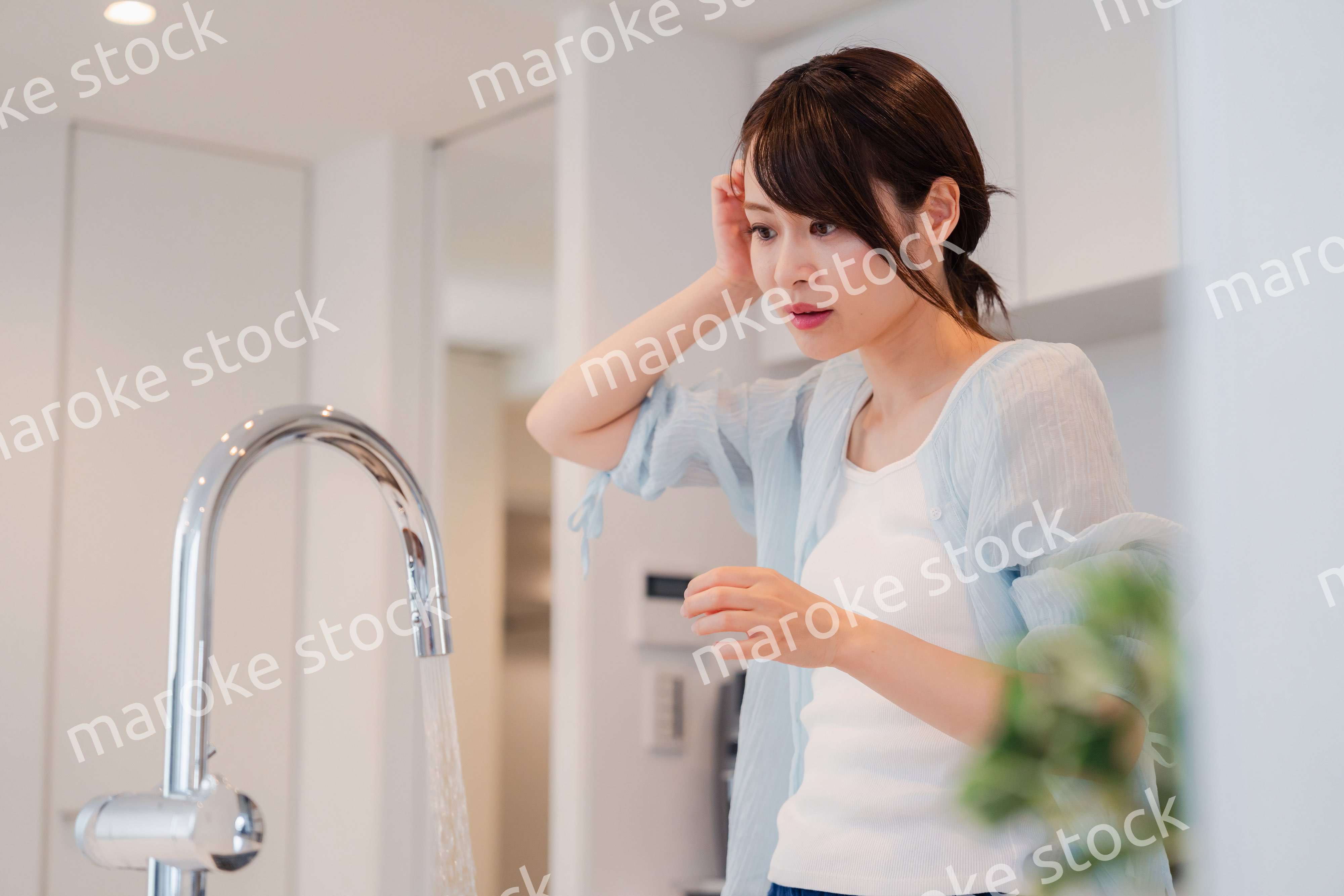 家で洗顔をする若い女性