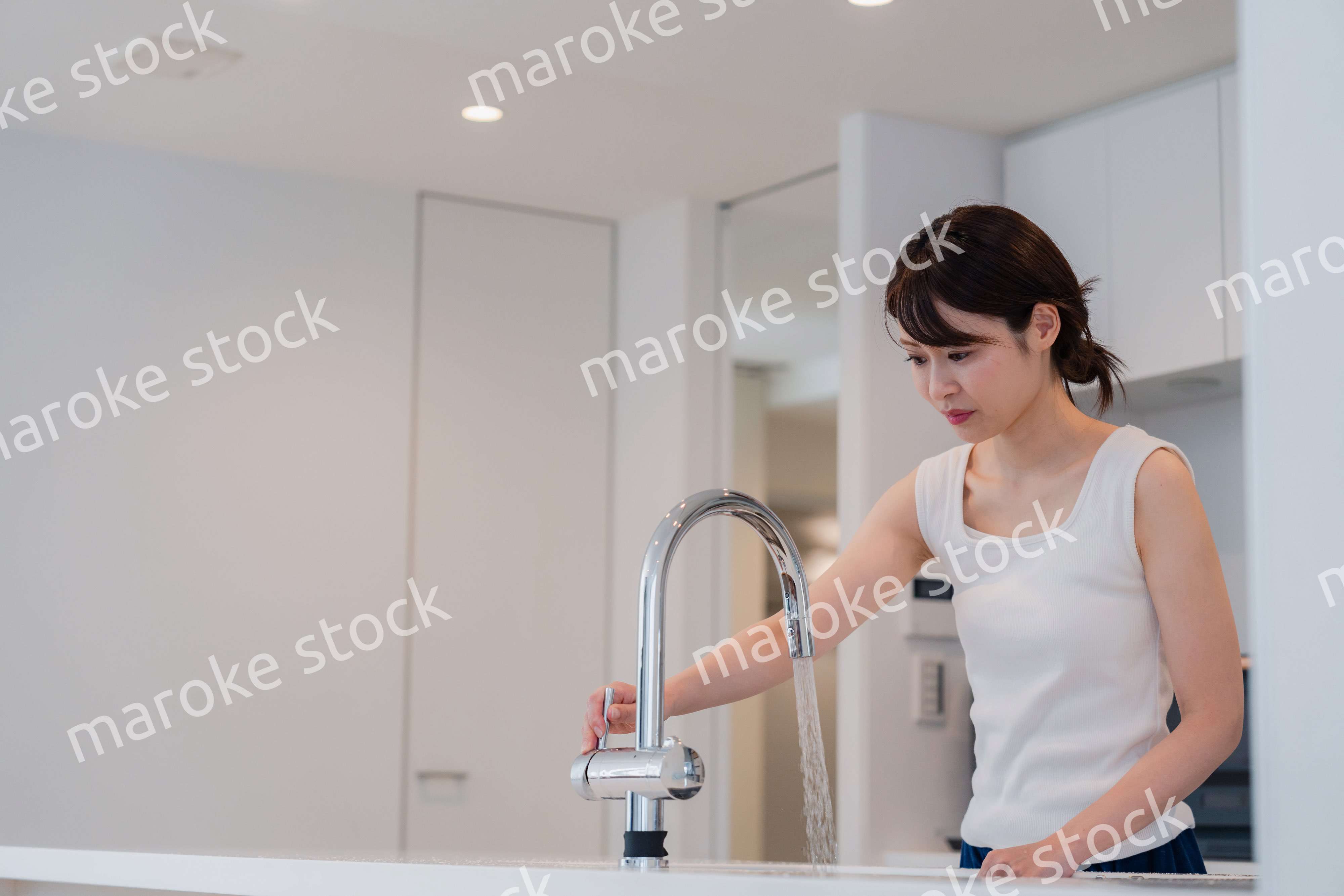 家で洗顔をする若い女性