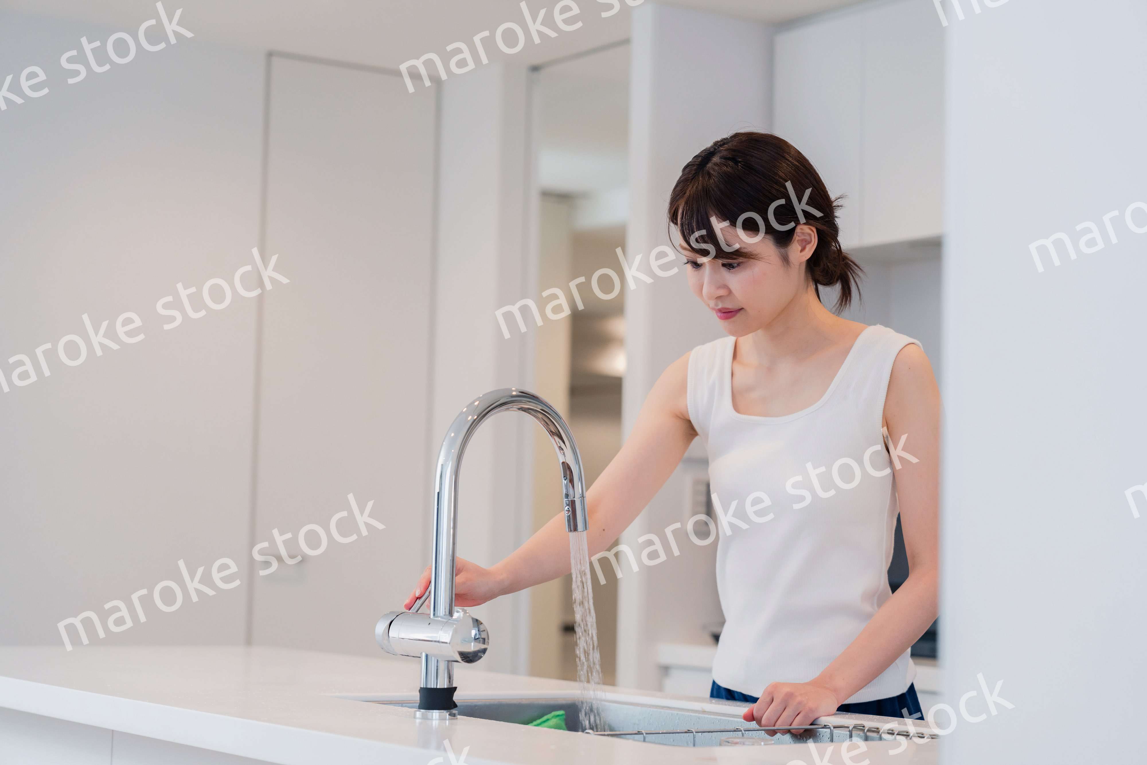 家で洗顔をする若い女性