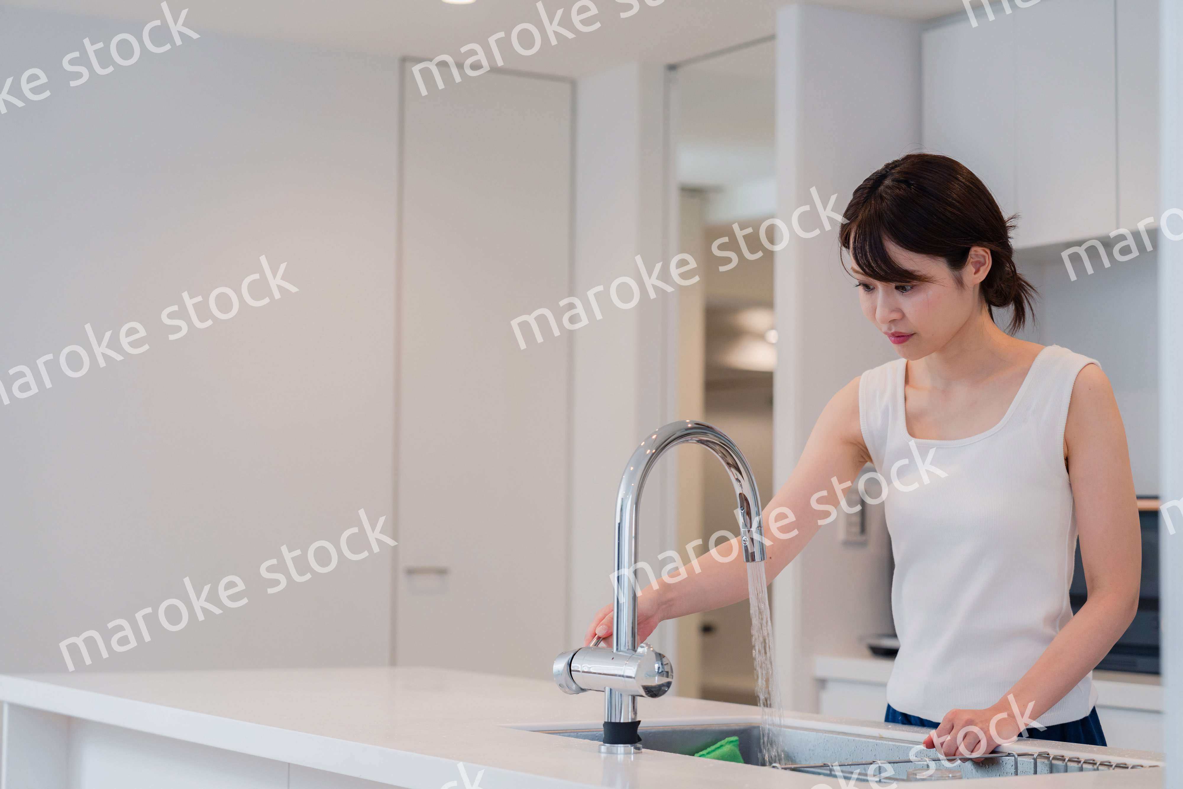 家で洗顔をする若い女性