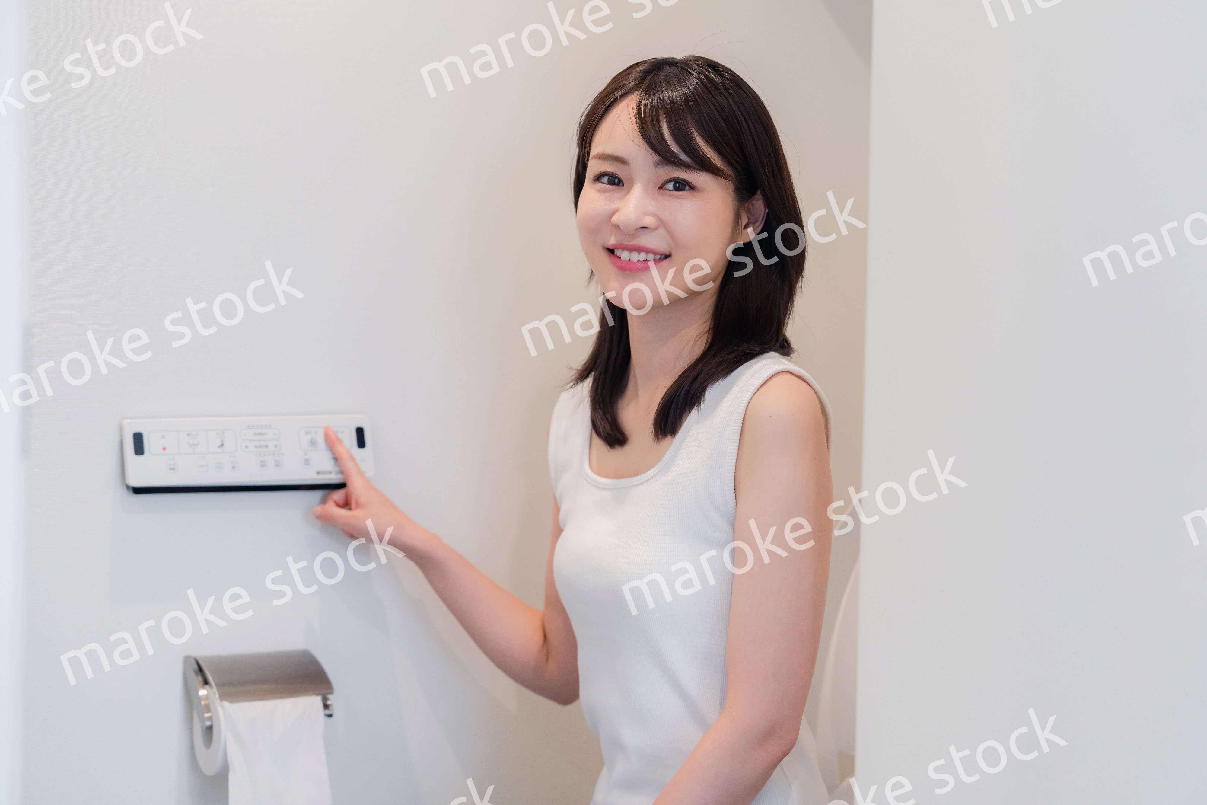 ビデを使う若い女性