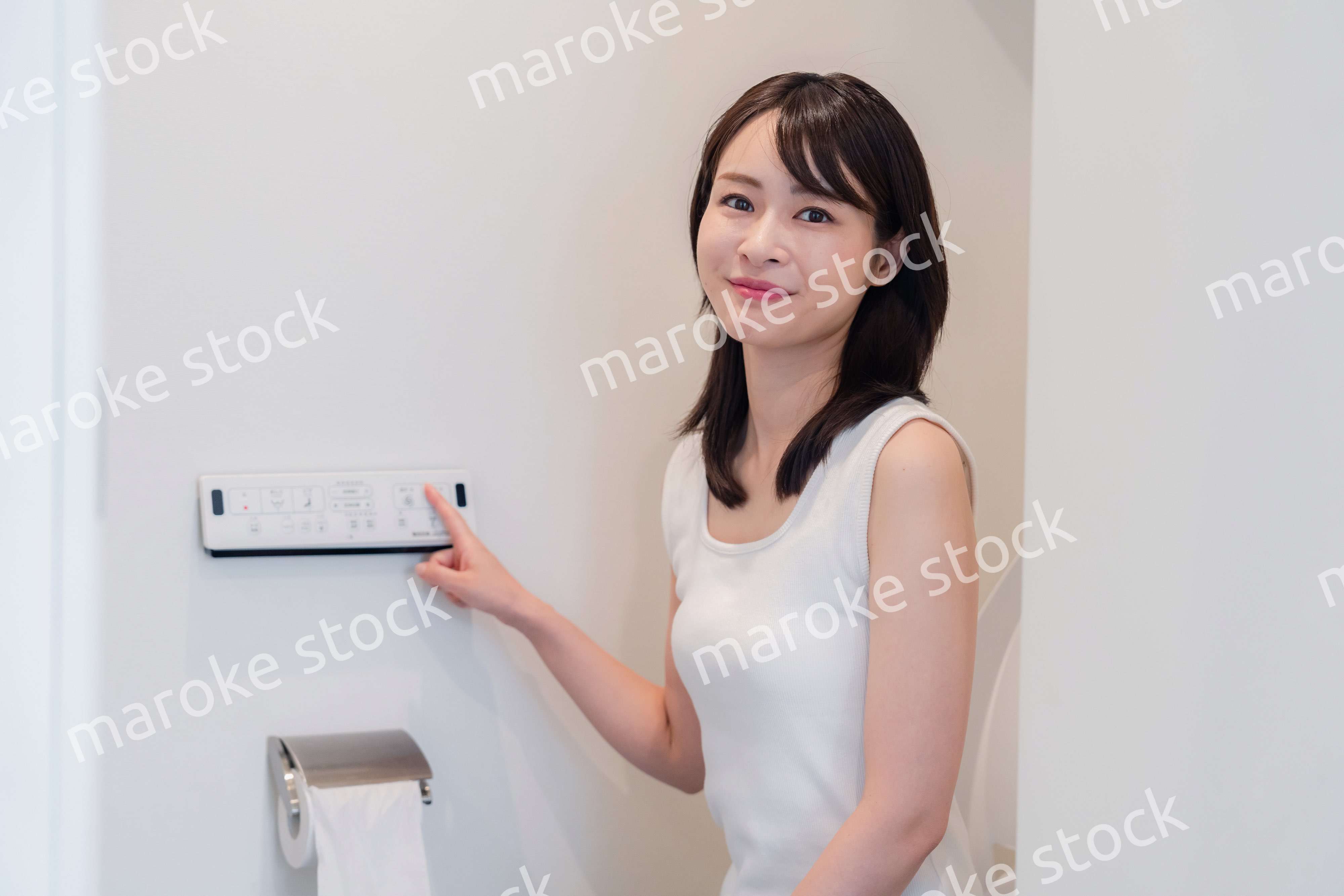 ビデを使う若い女性