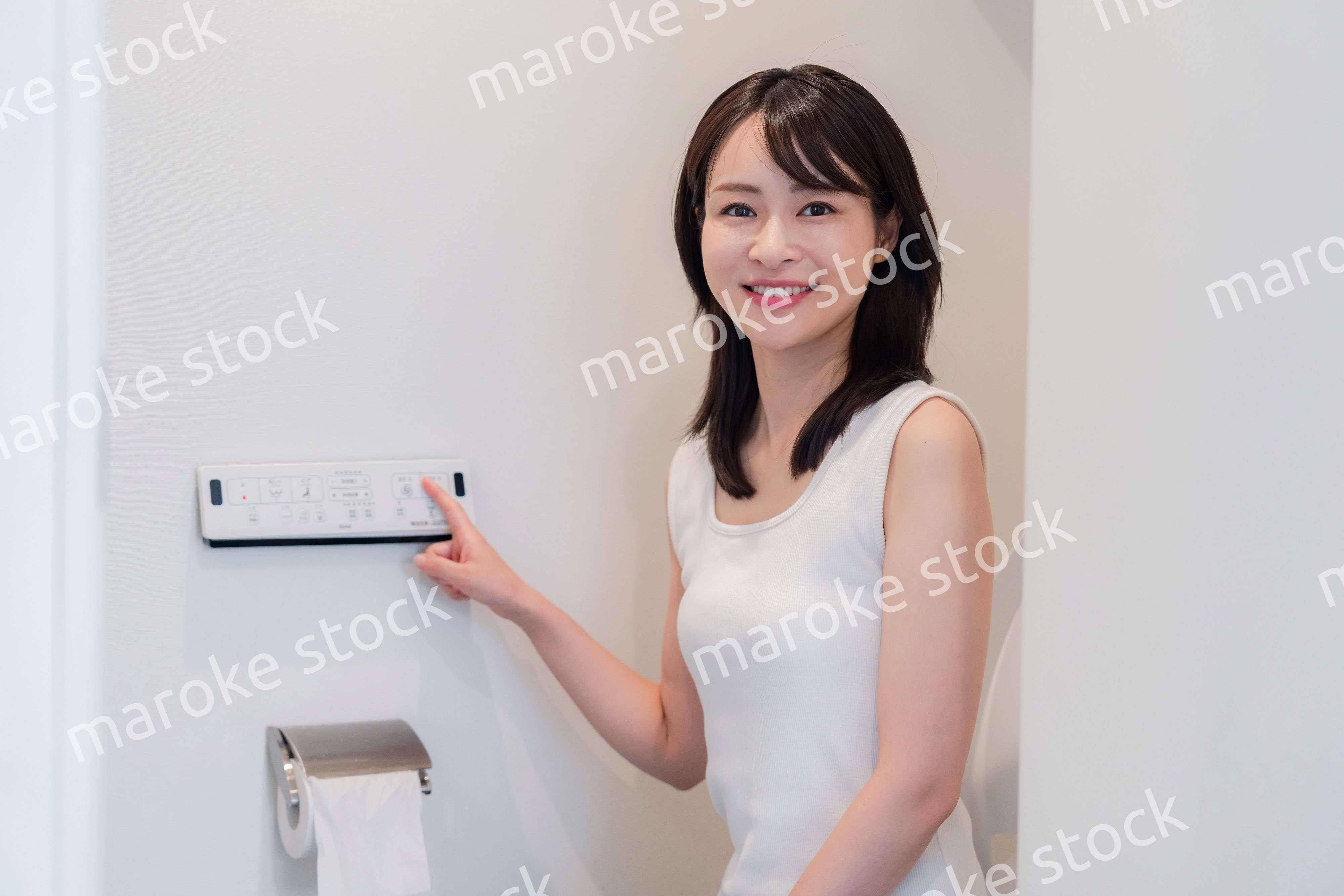 ビデを使う若い女性