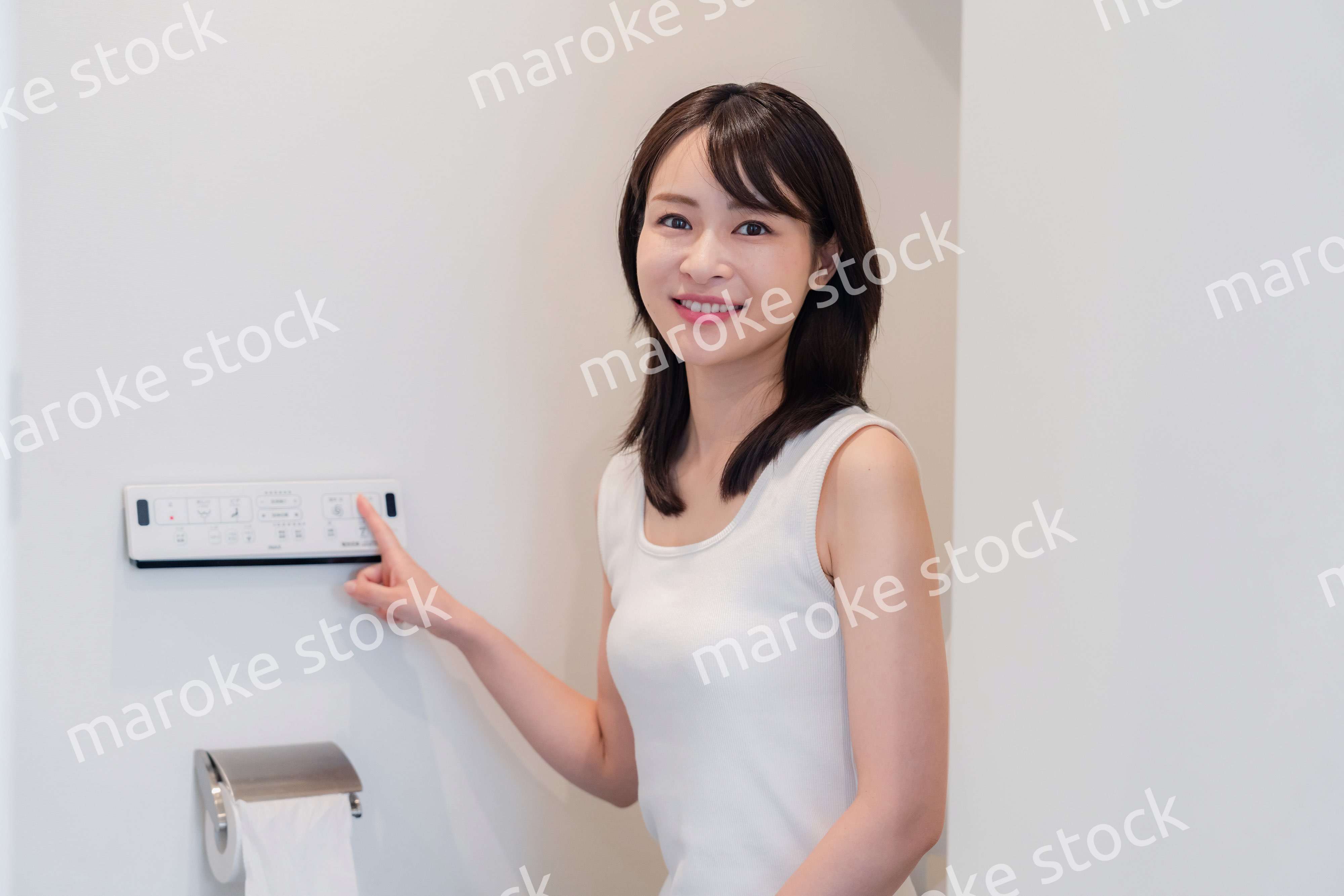 ビデを使う若い女性