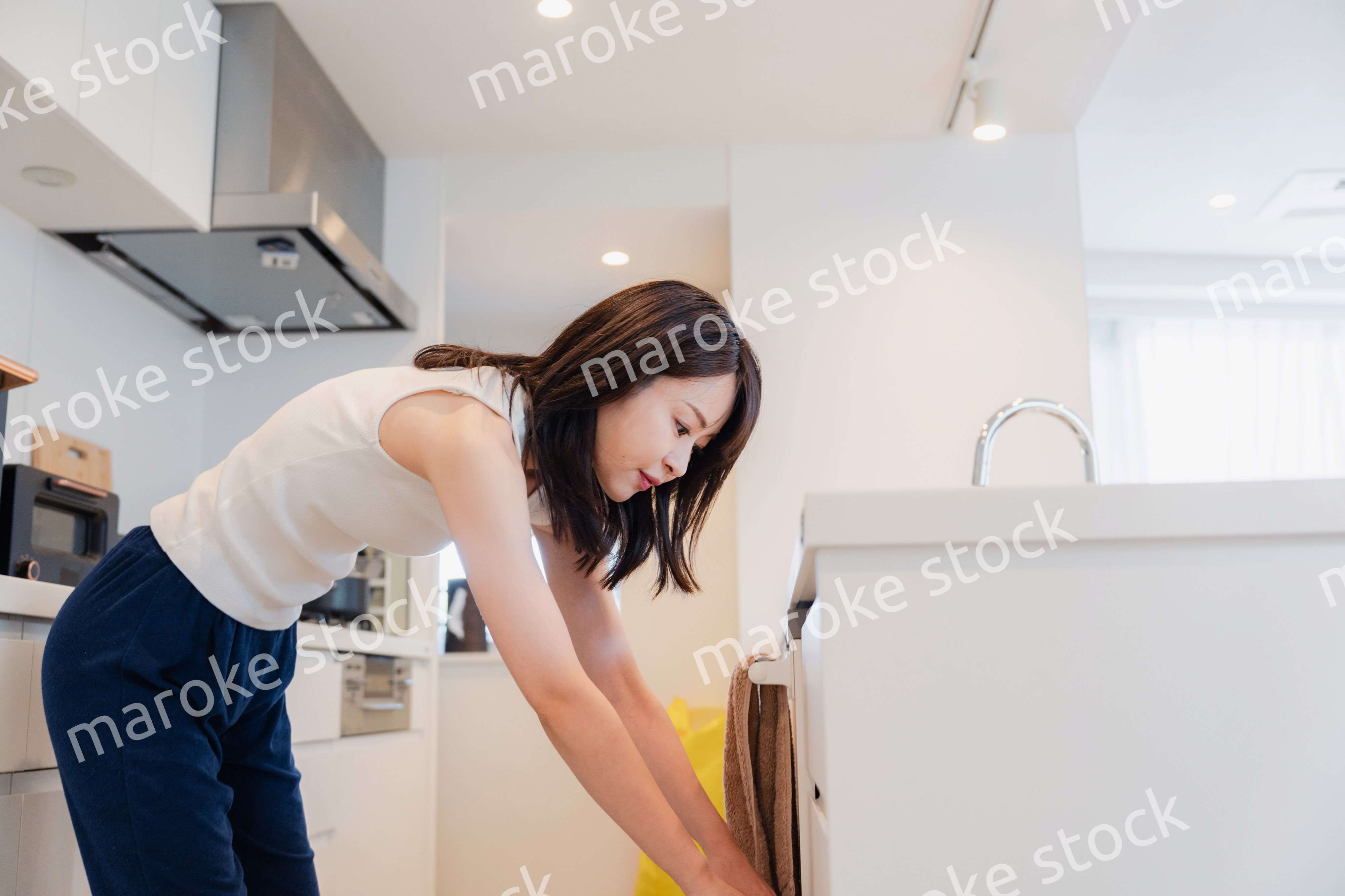 家でご飯を作る若い女性