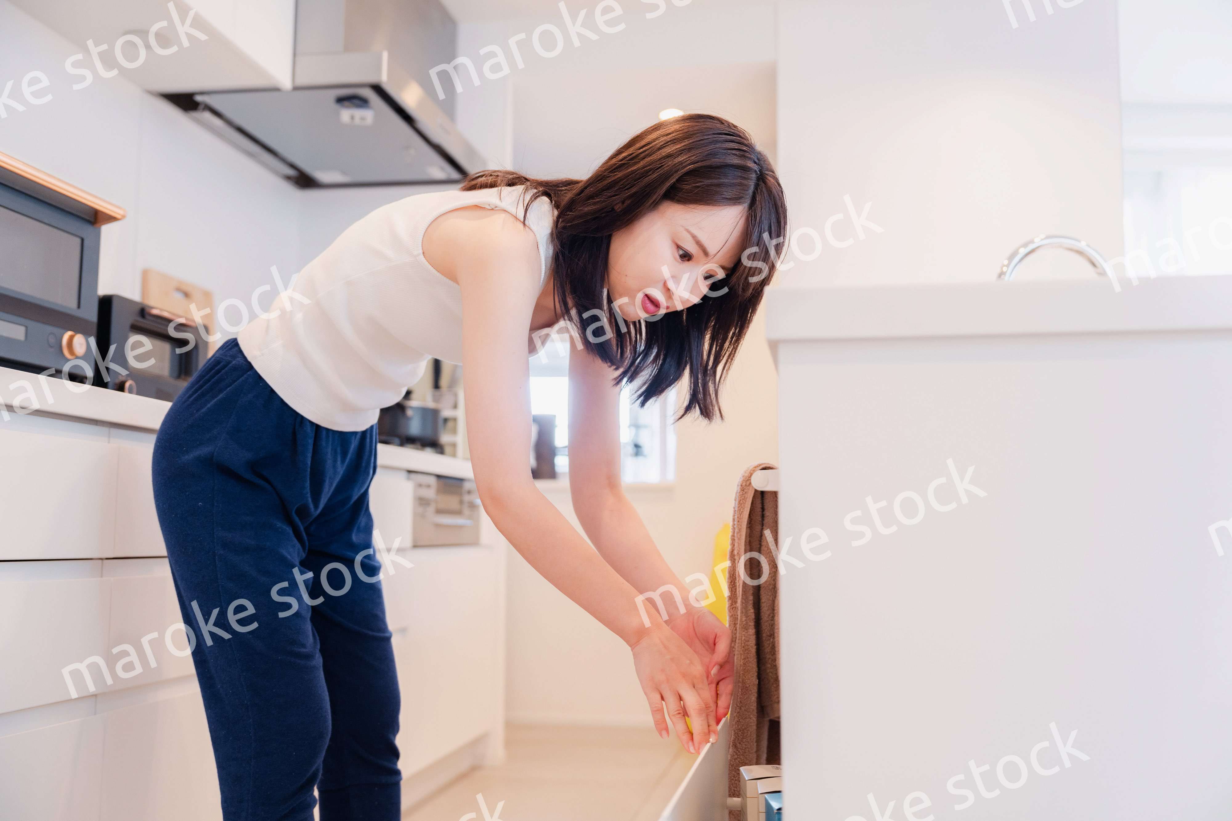 家でご飯を作る若い女性