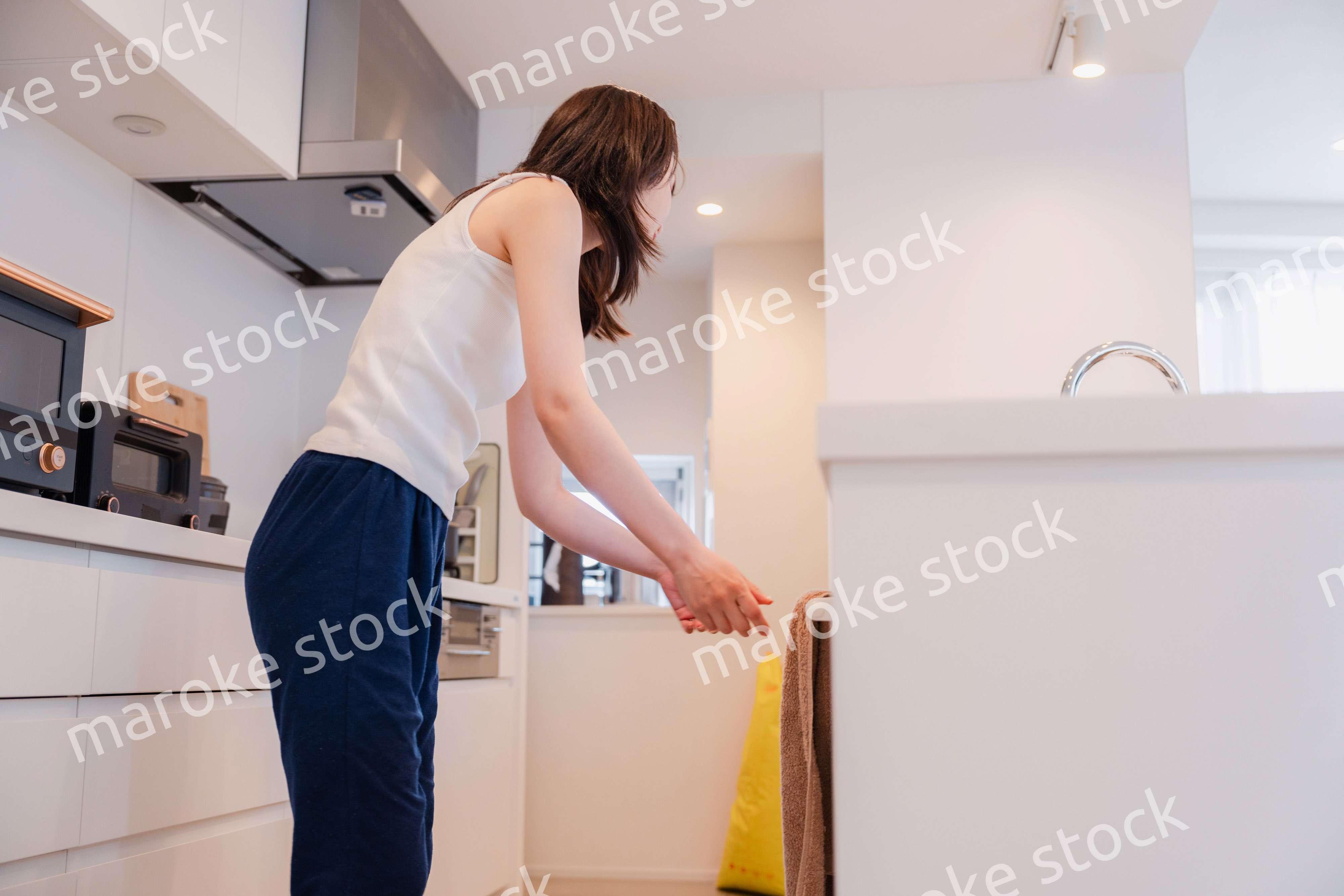 家でご飯を作る若い女性