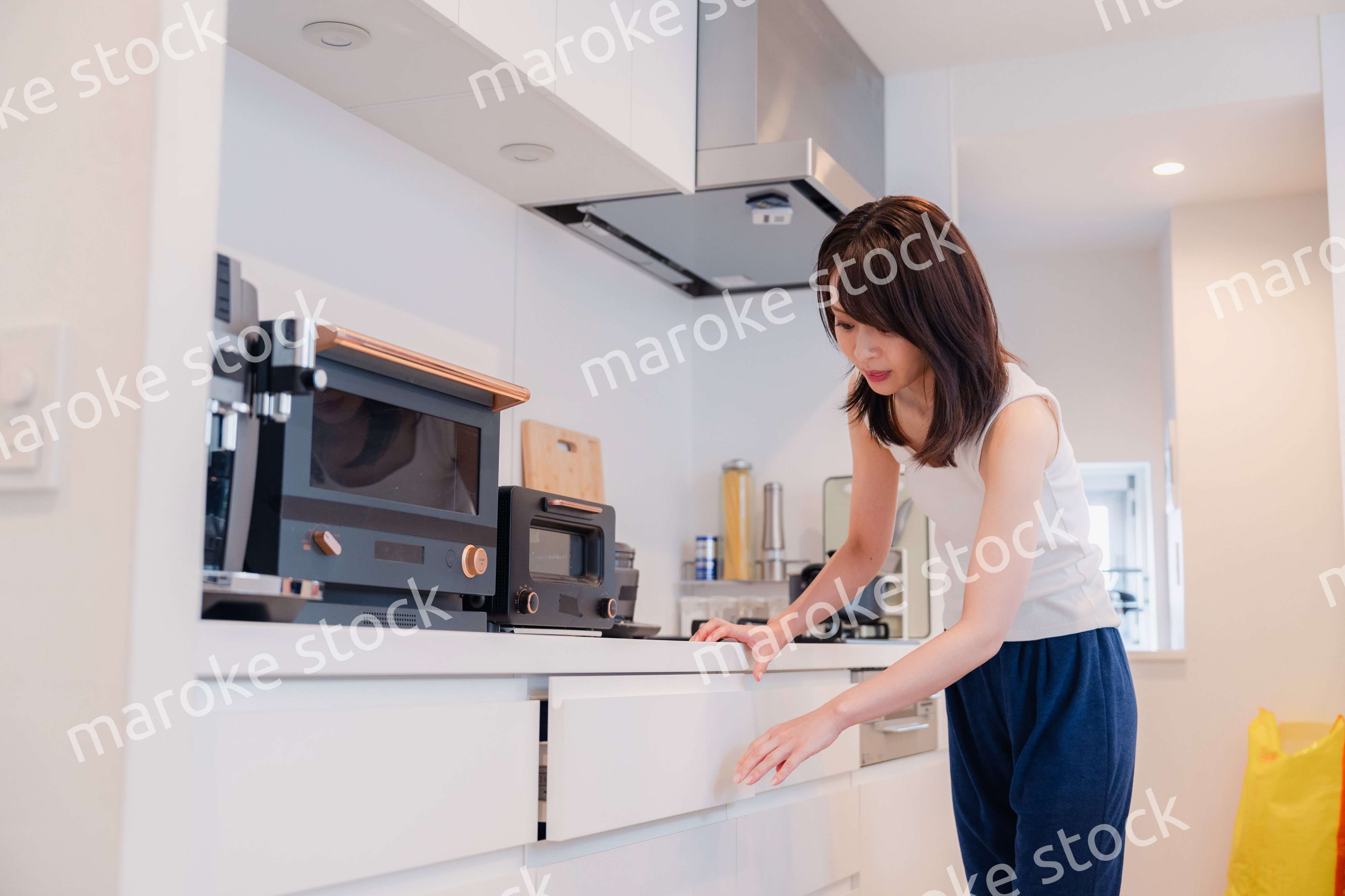 家でご飯を作る若い女性