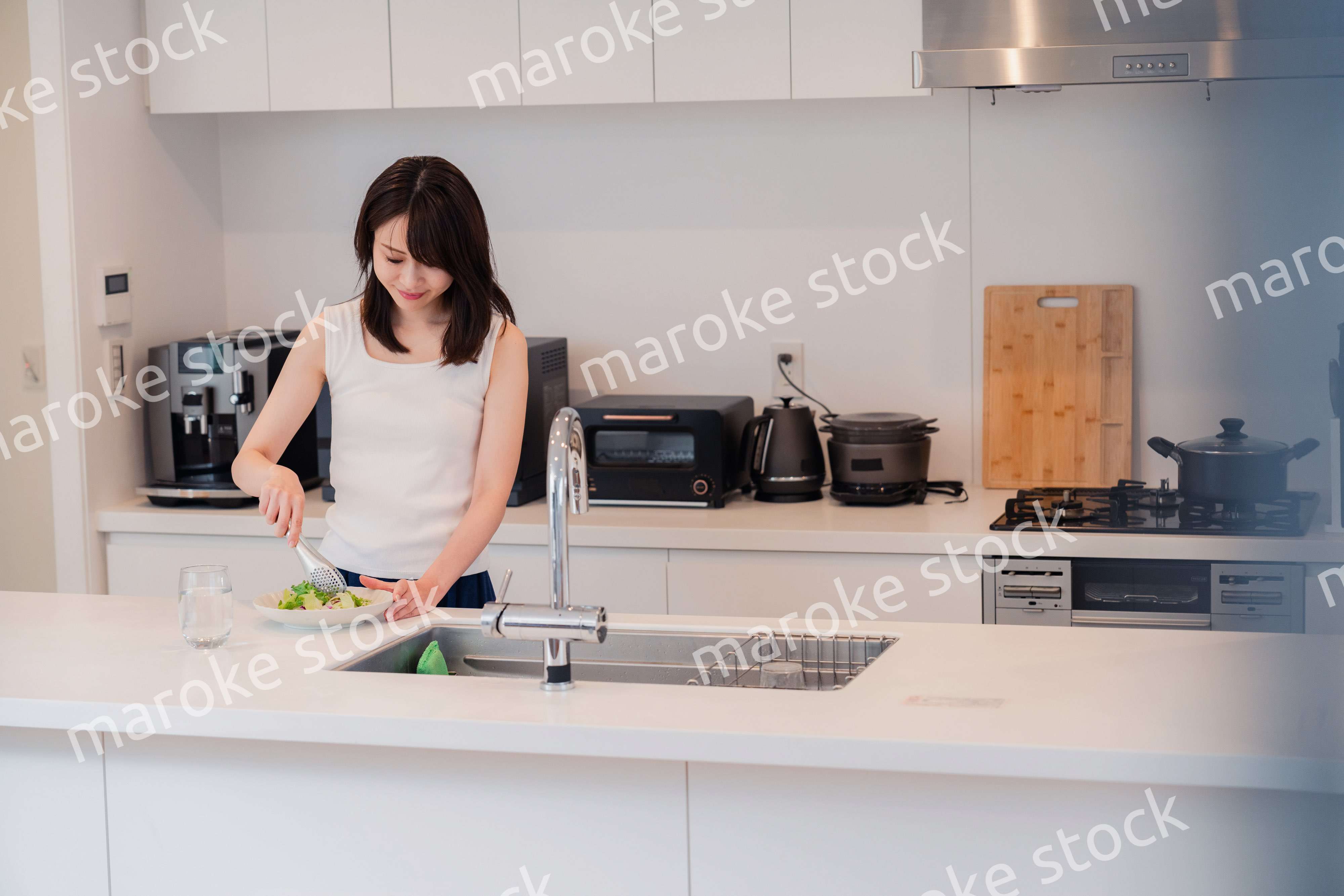 家でご飯を作る若い女性