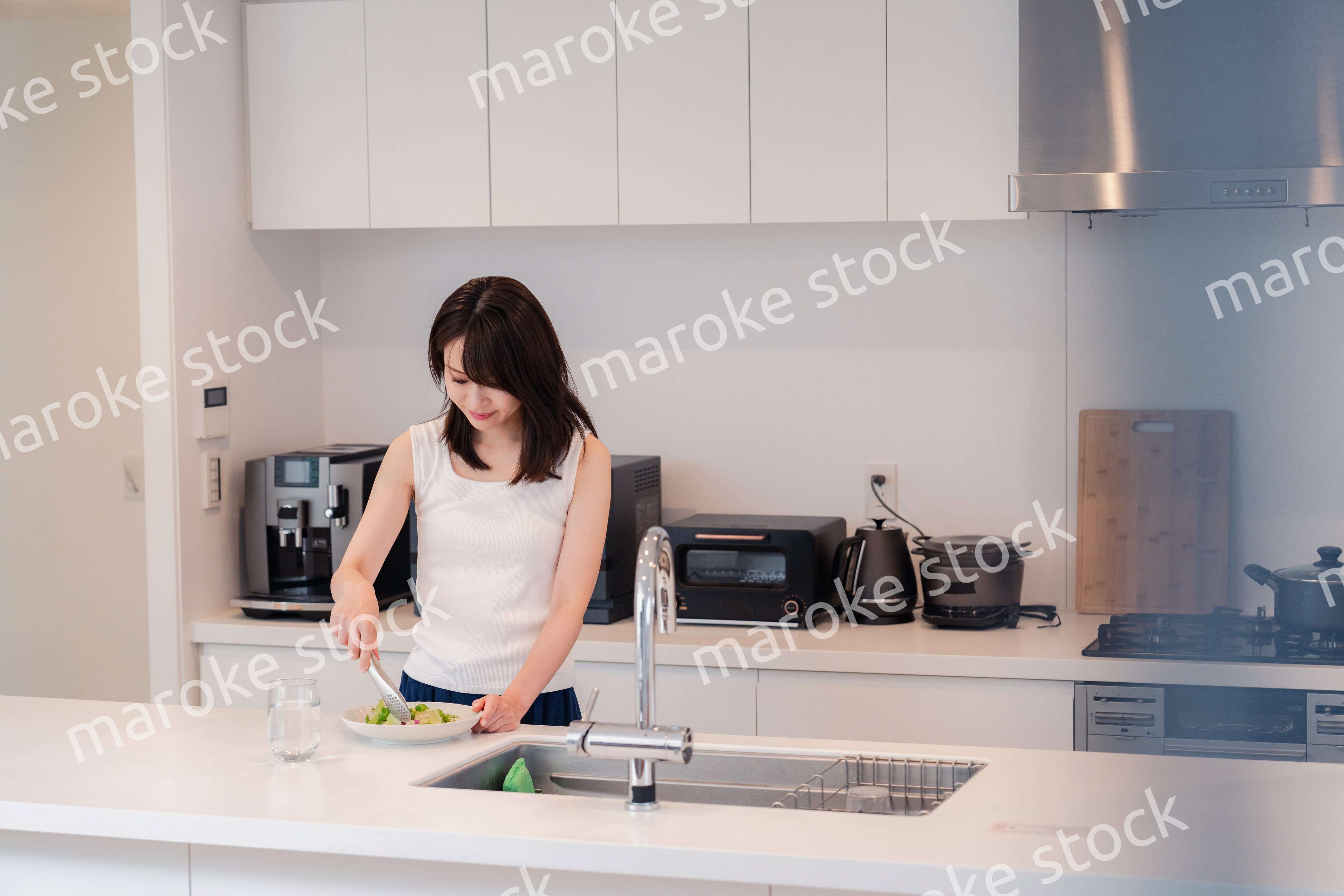 家でご飯を作る若い女性