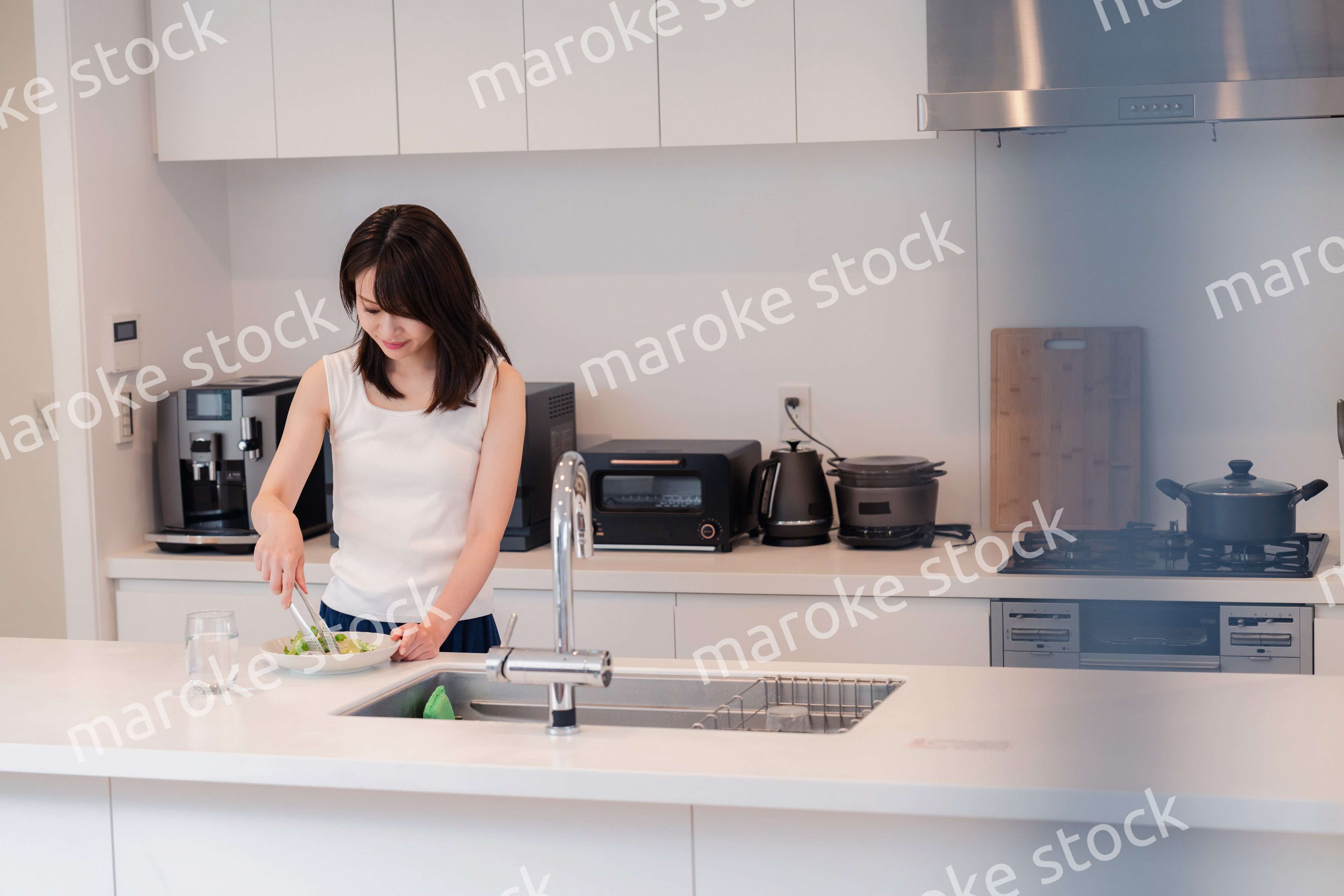 家でご飯を作る若い女性