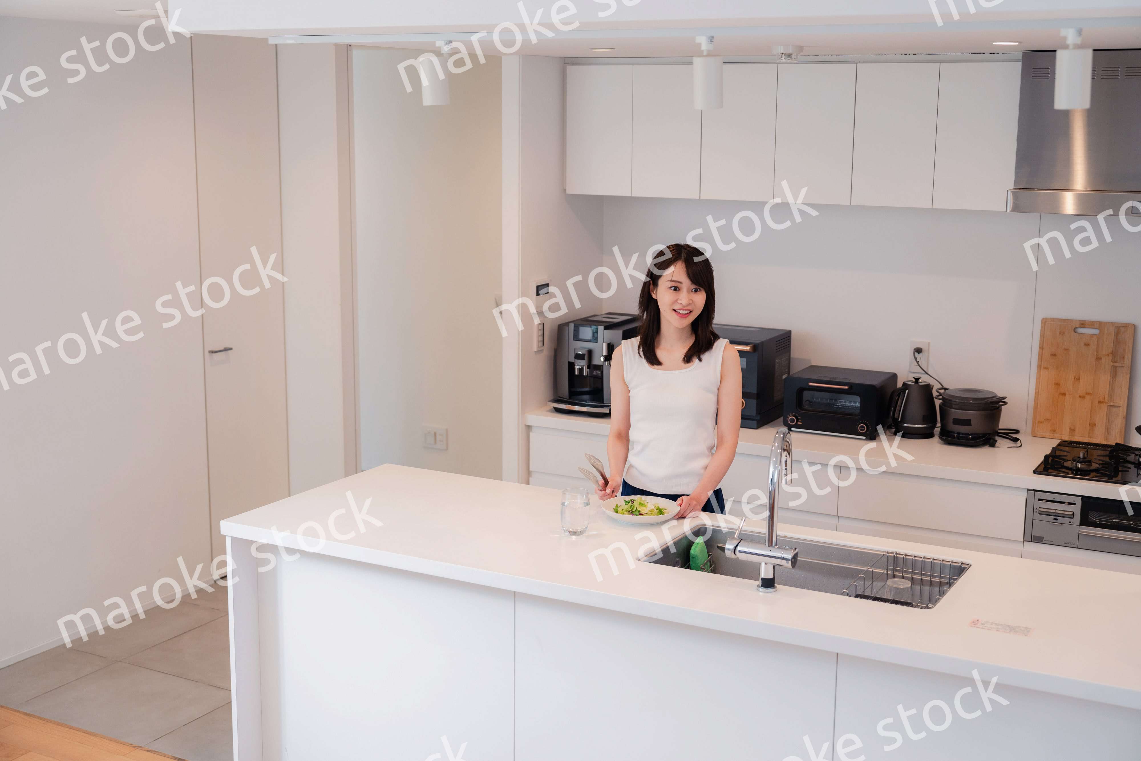 家でご飯を作る若い女性