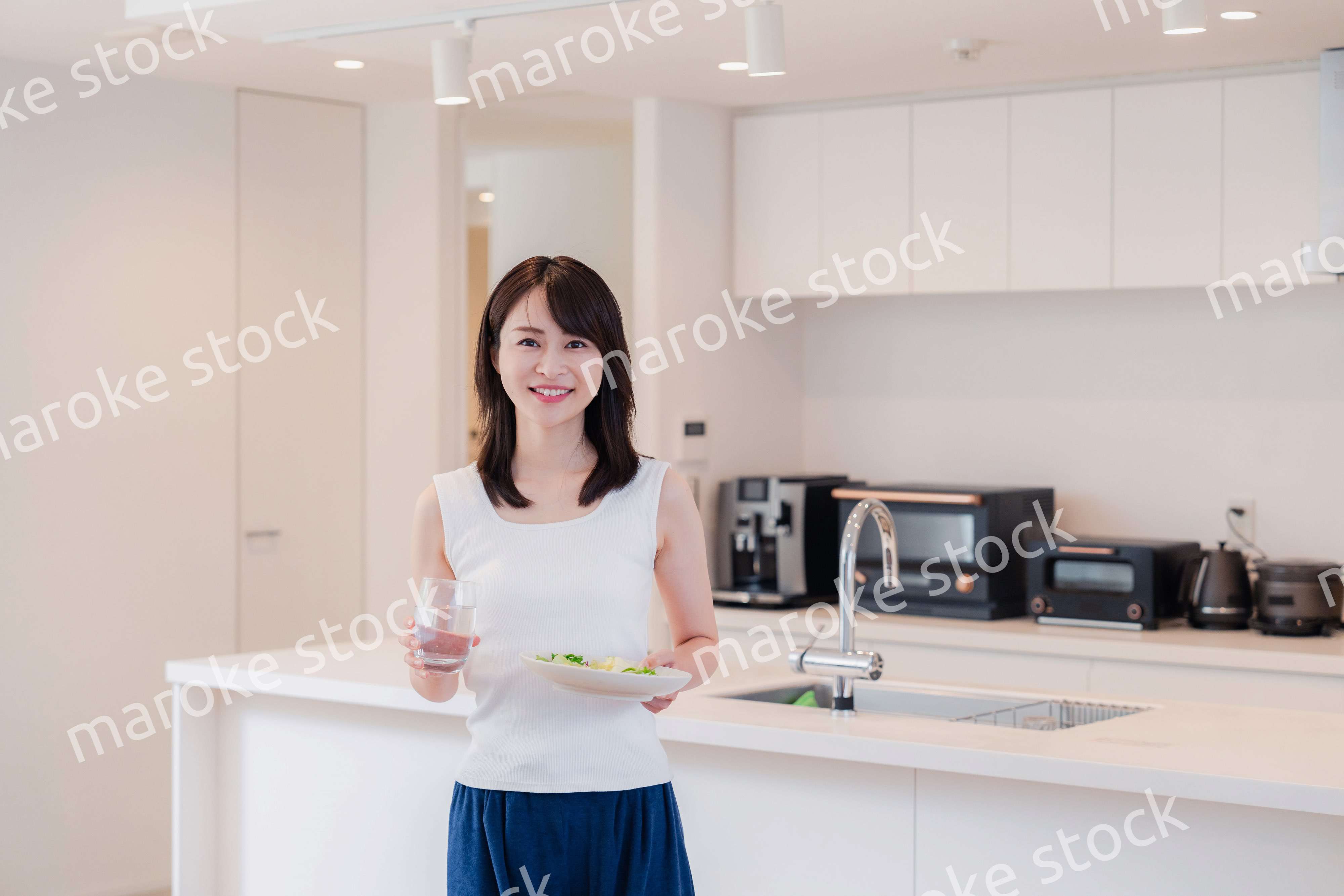 朝食を作る若い女性