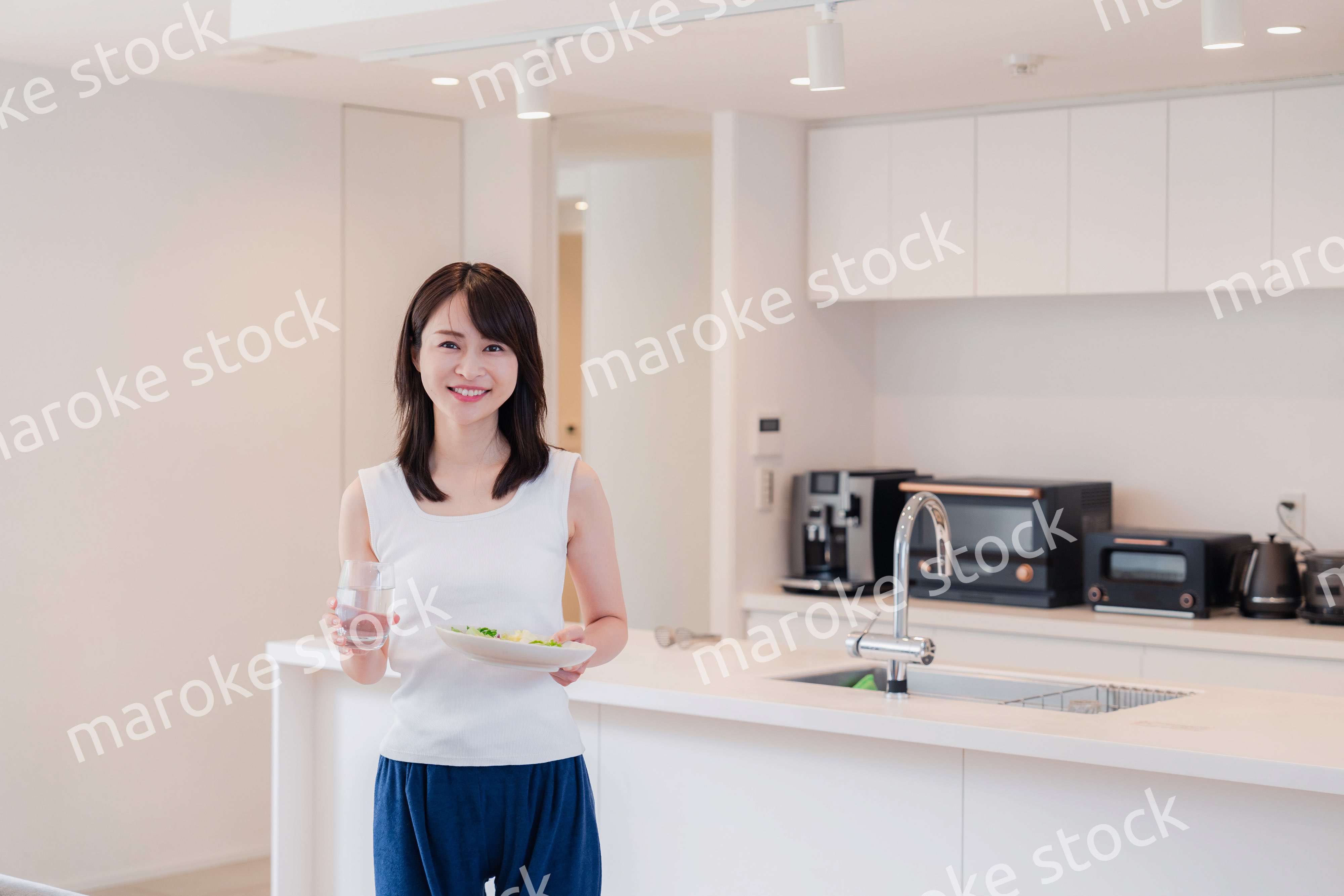 朝食を作る若い女性