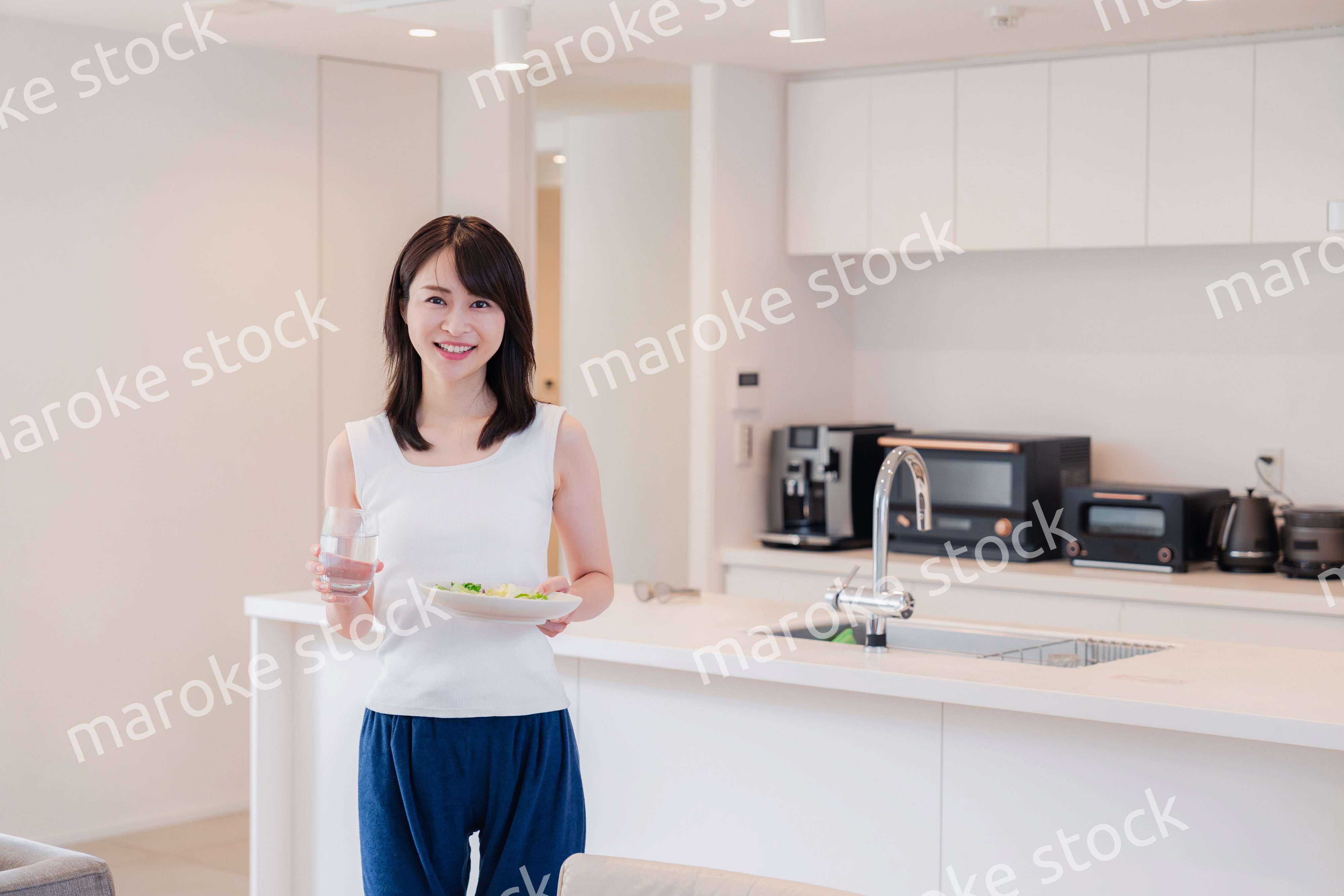 朝食を作る若い女性