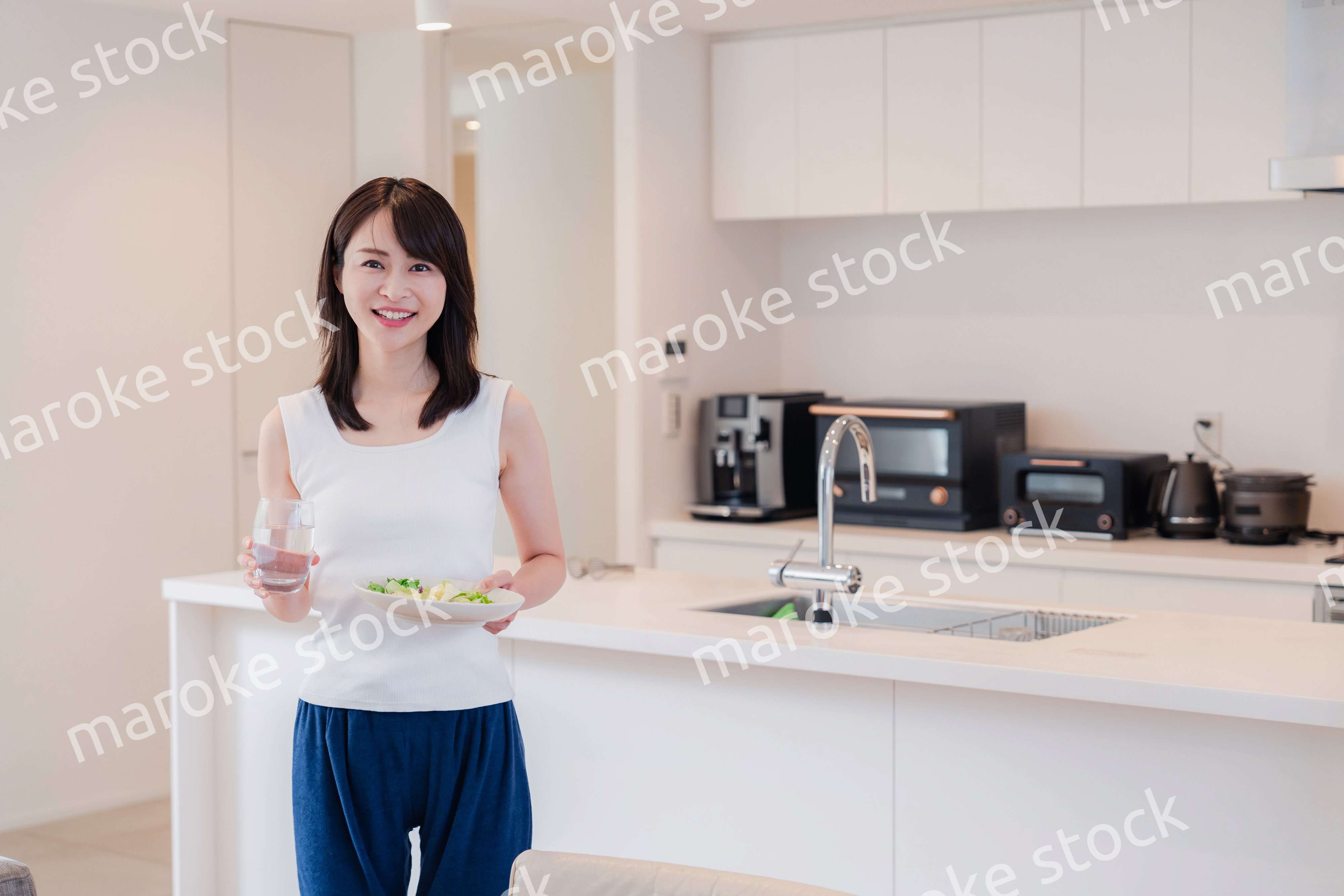 朝食を作る若い女性