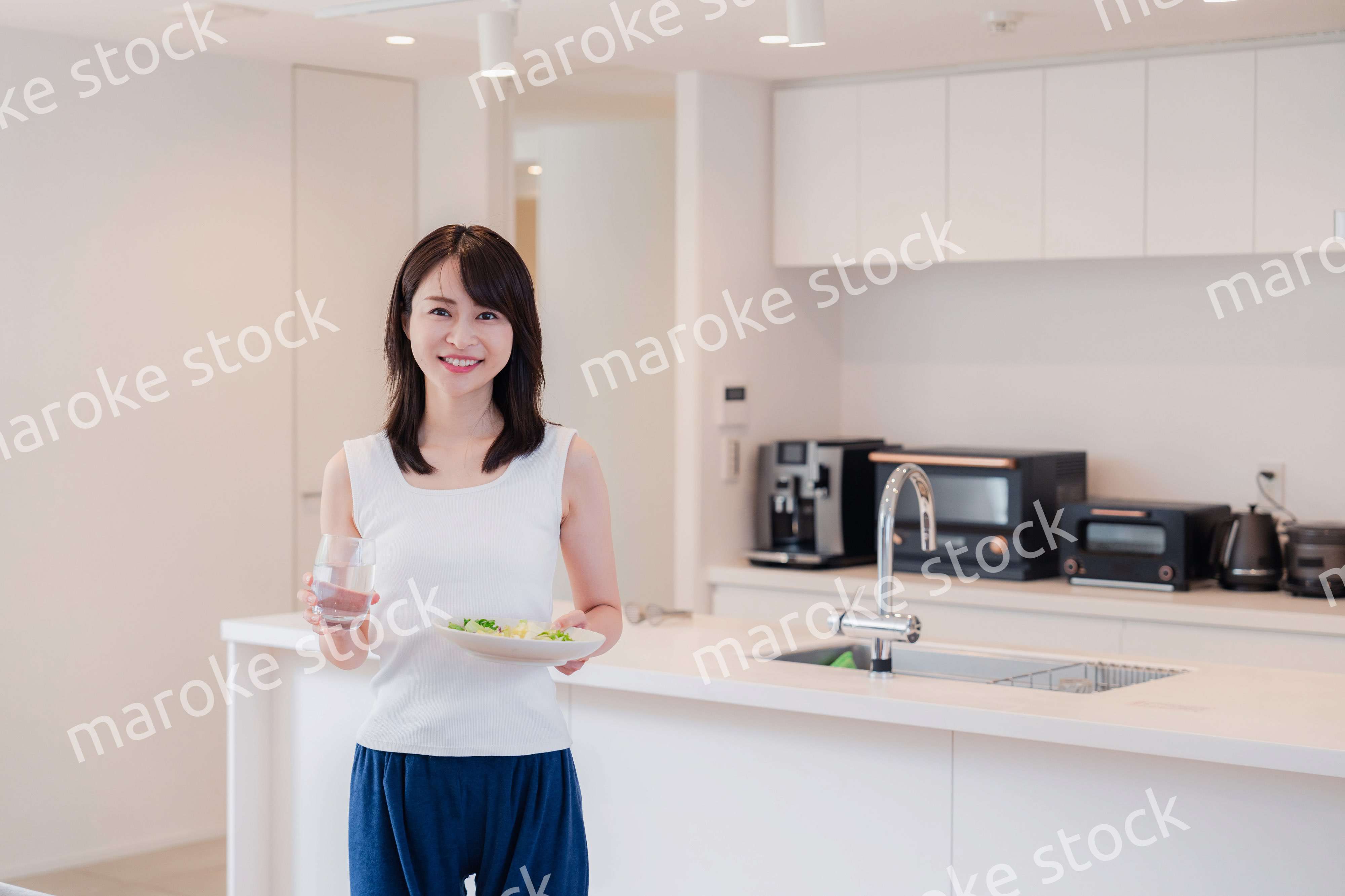 朝食を作る若い女性