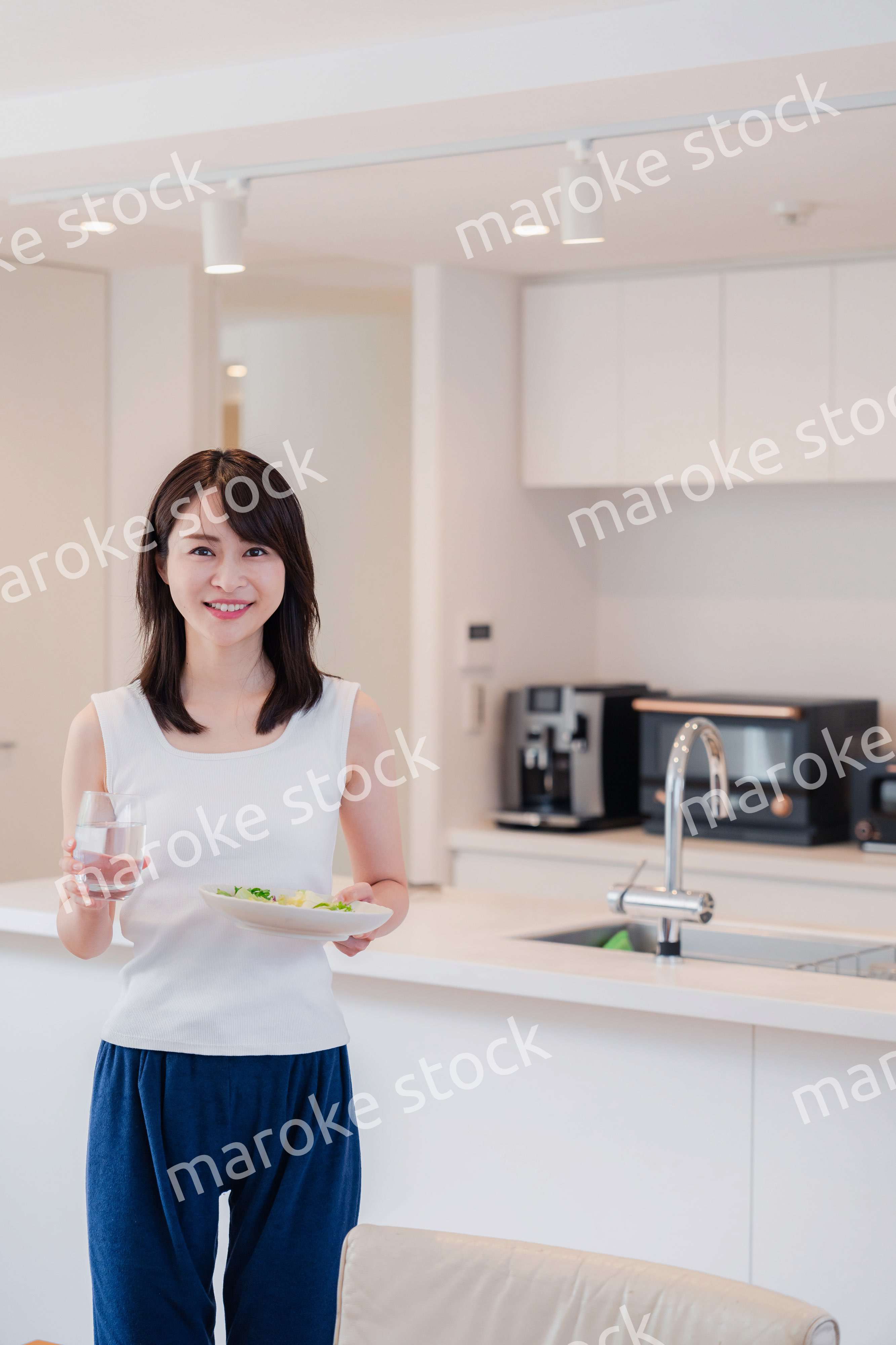 朝食を作る若い女性