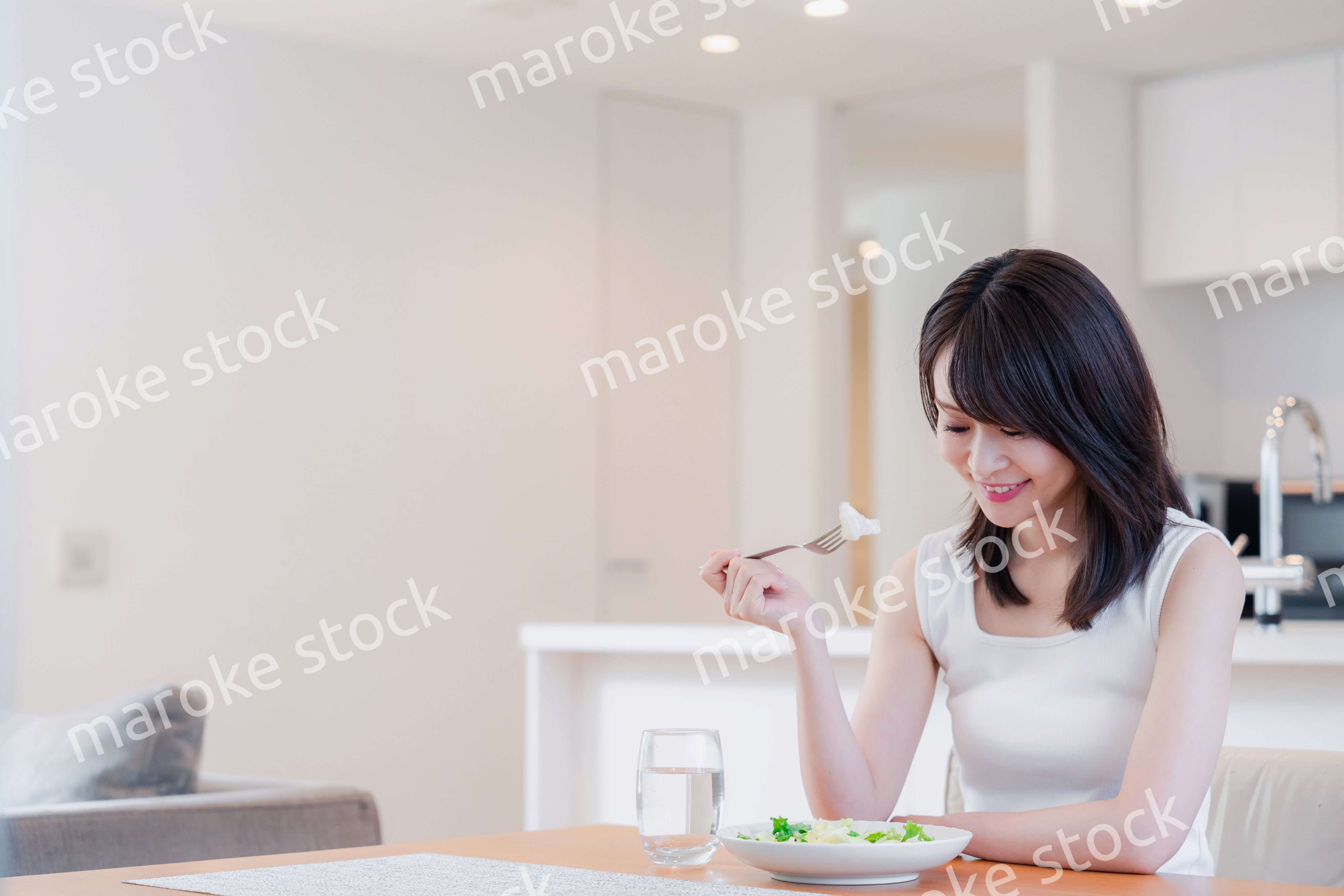 家でご飯を食べる若い女性