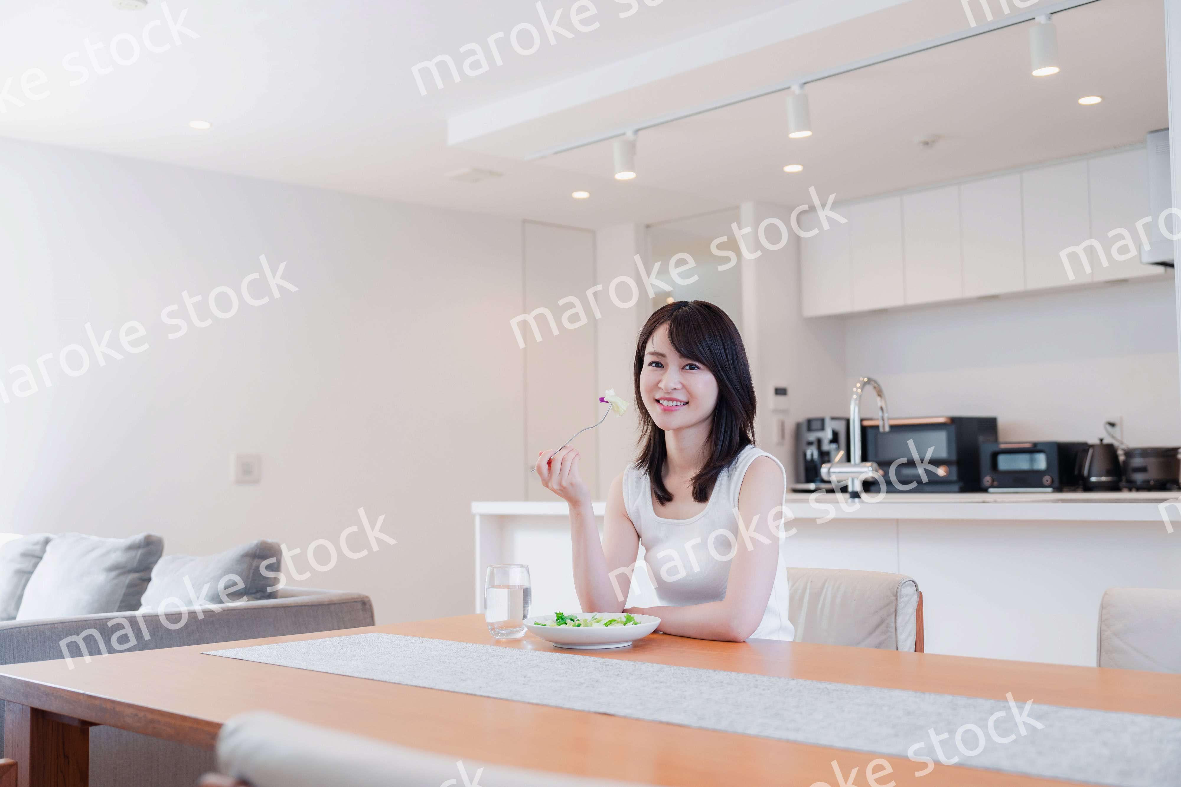 家でご飯を食べる若い女性