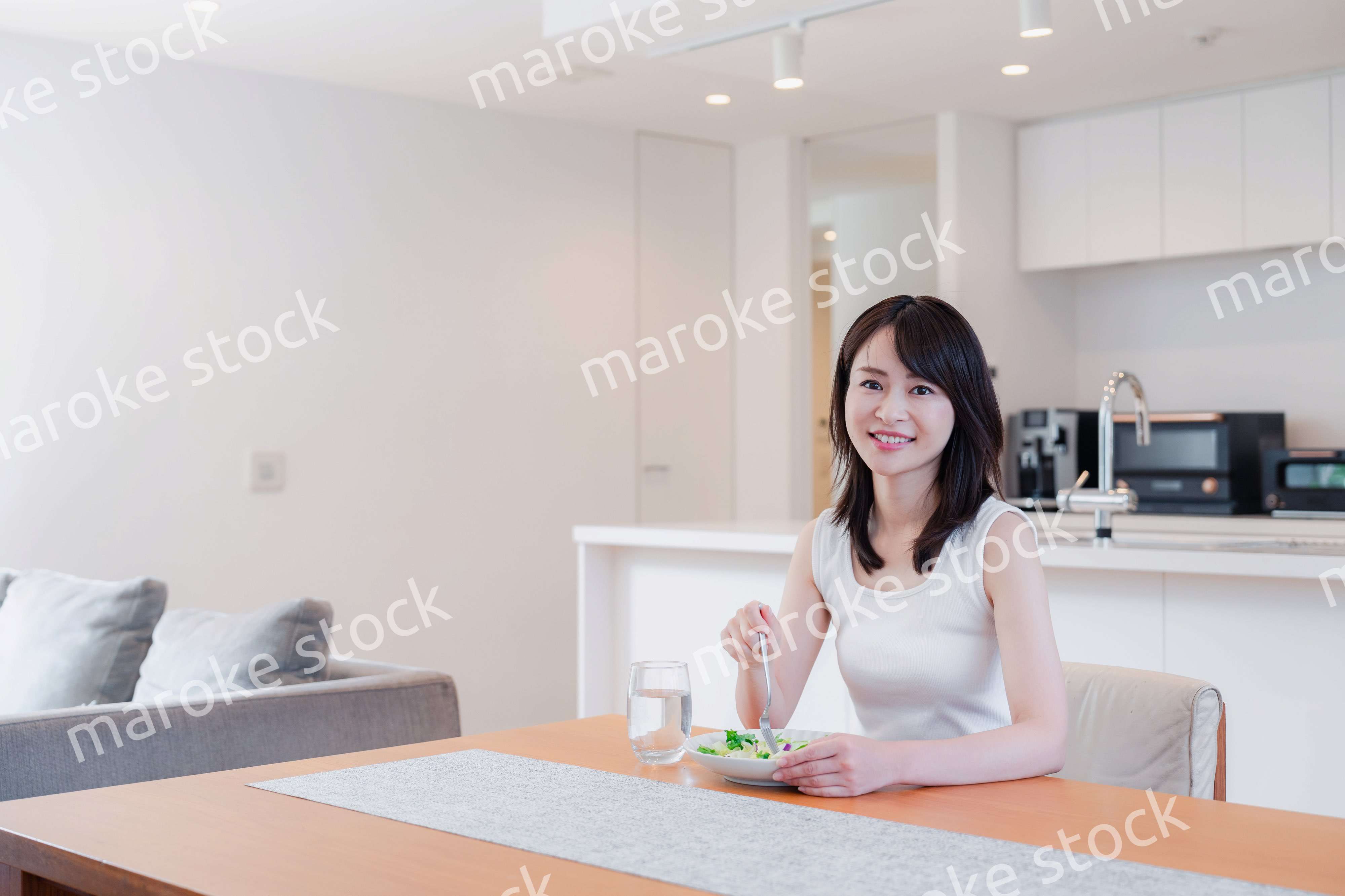 家でご飯を食べる若い女性