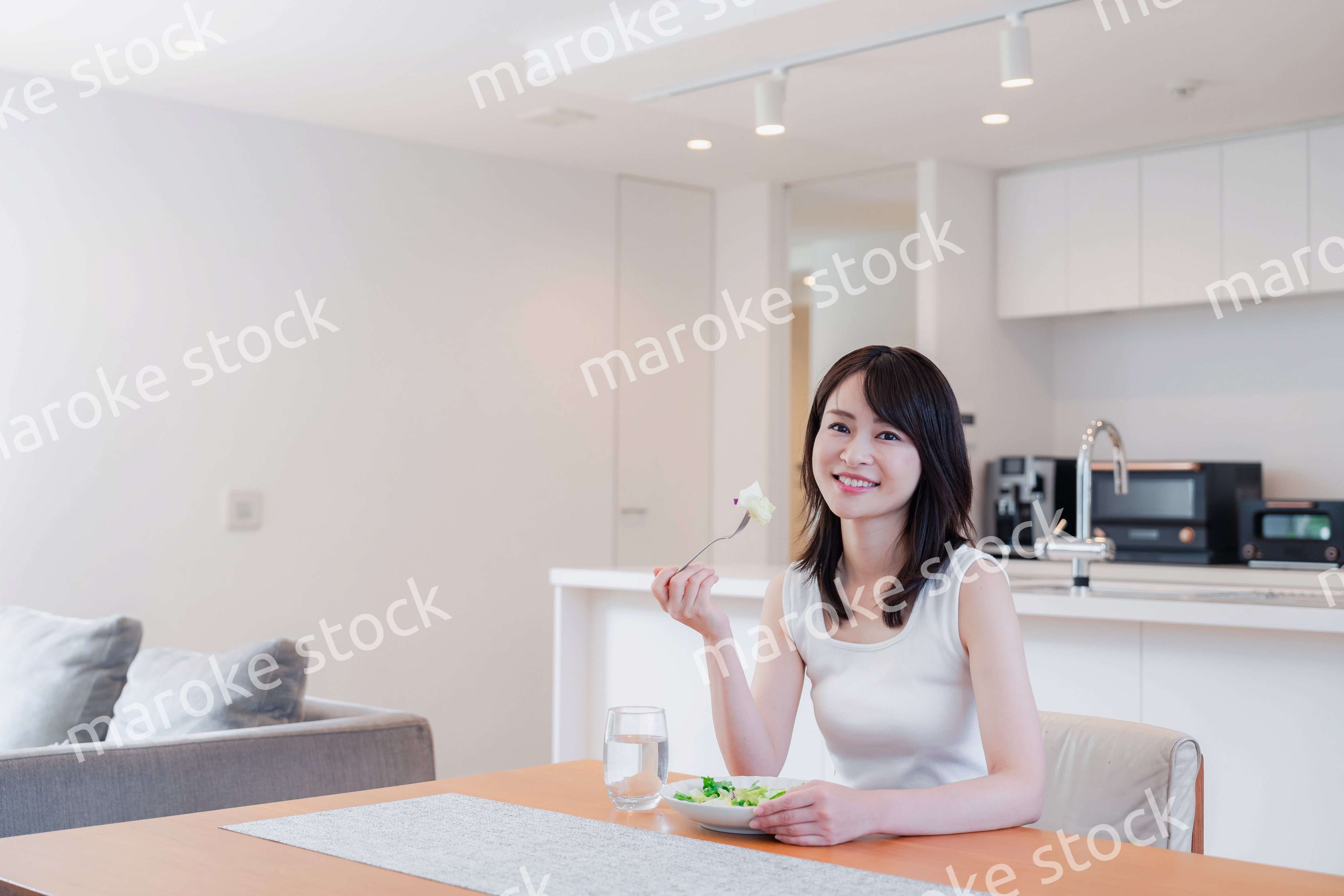 家でご飯を食べる若い女性