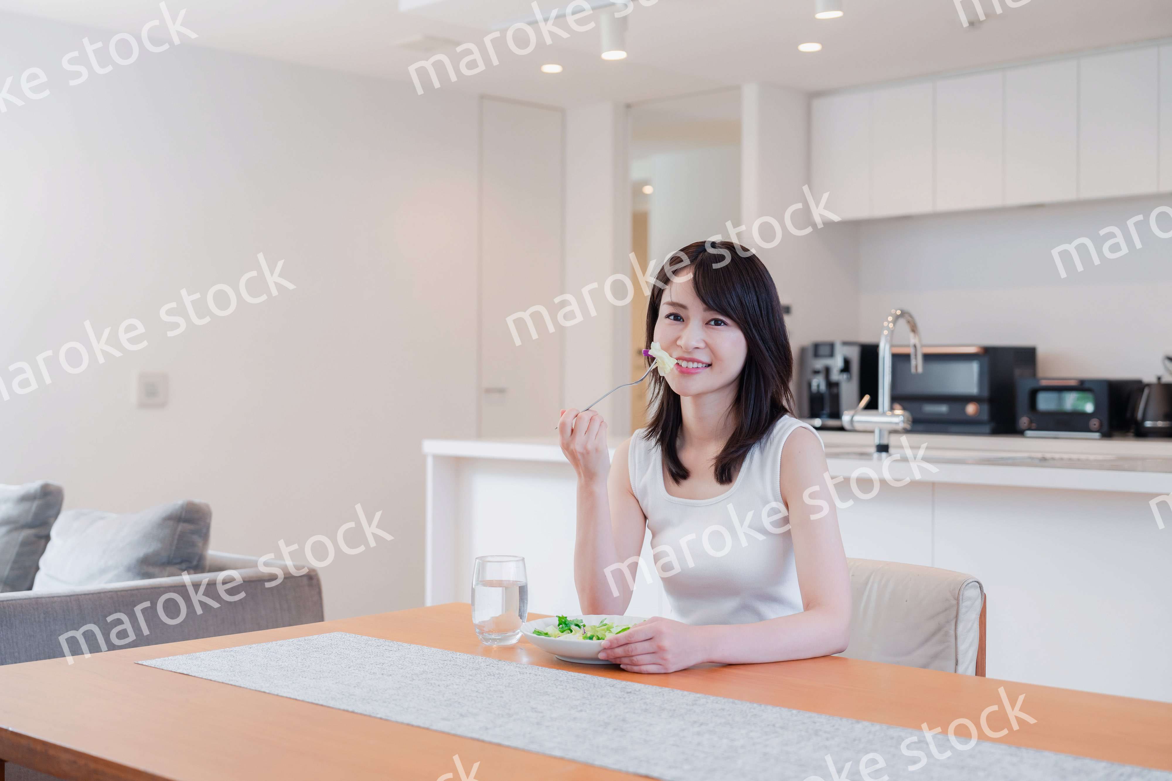 家でご飯を食べる若い女性