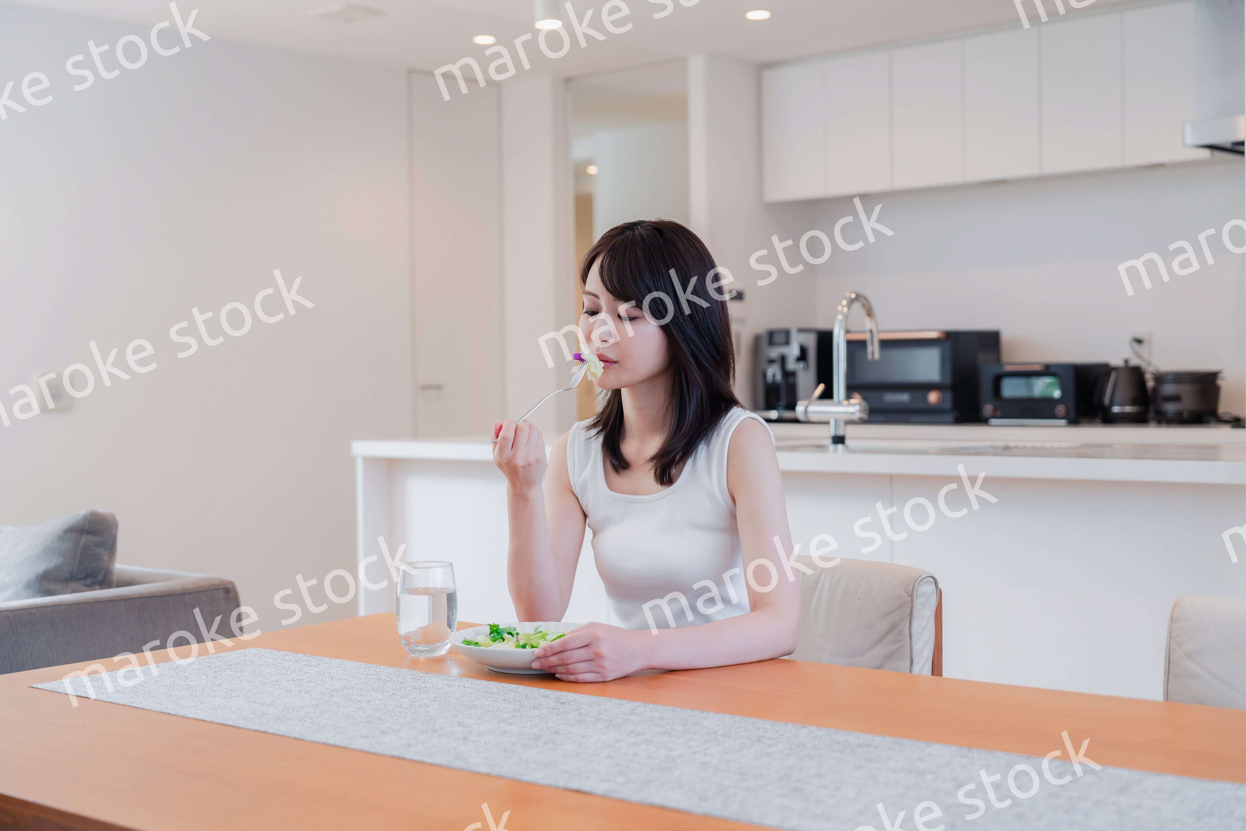 家でご飯を食べる若い女性