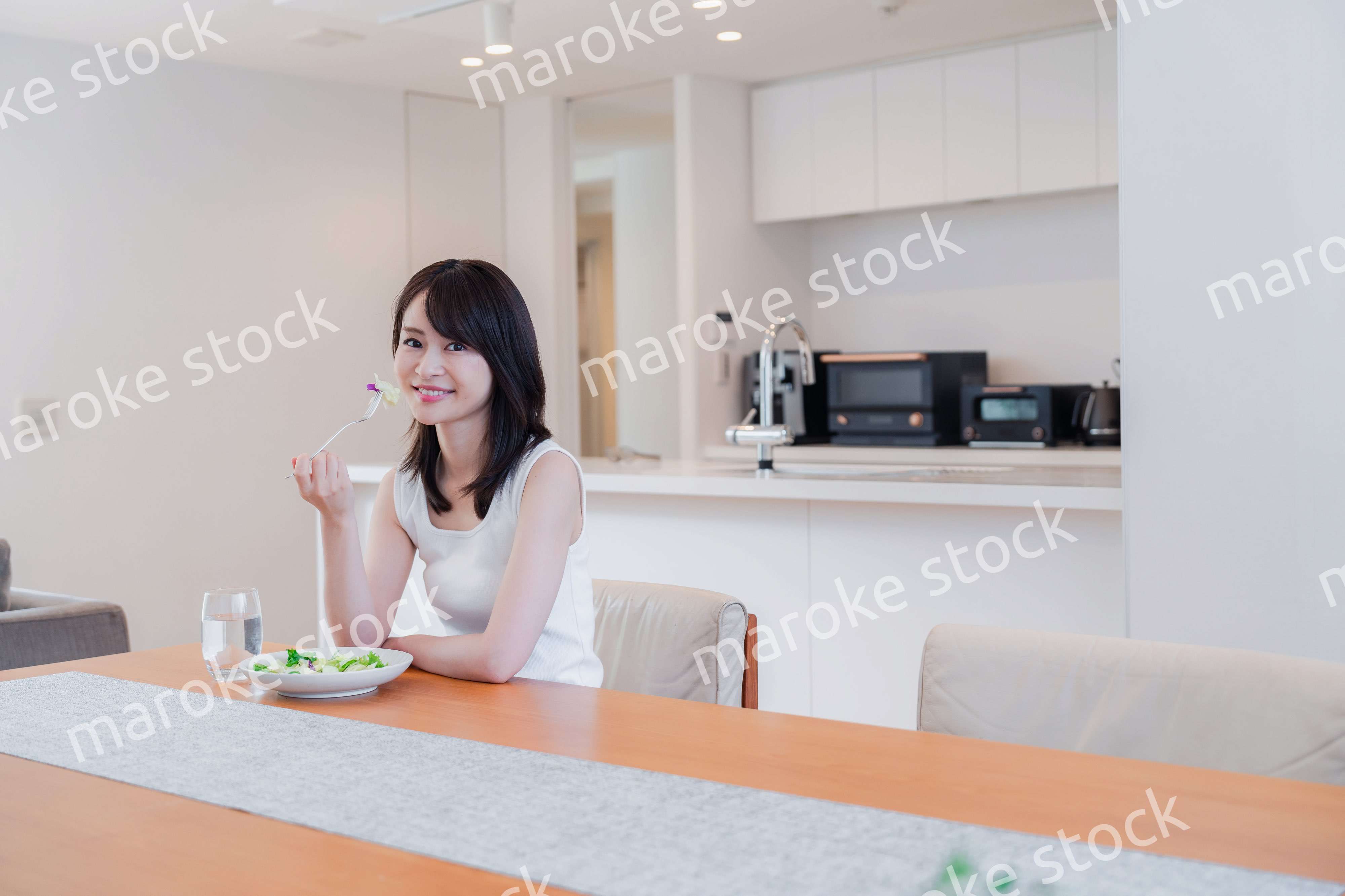 家でご飯を食べる若い女性