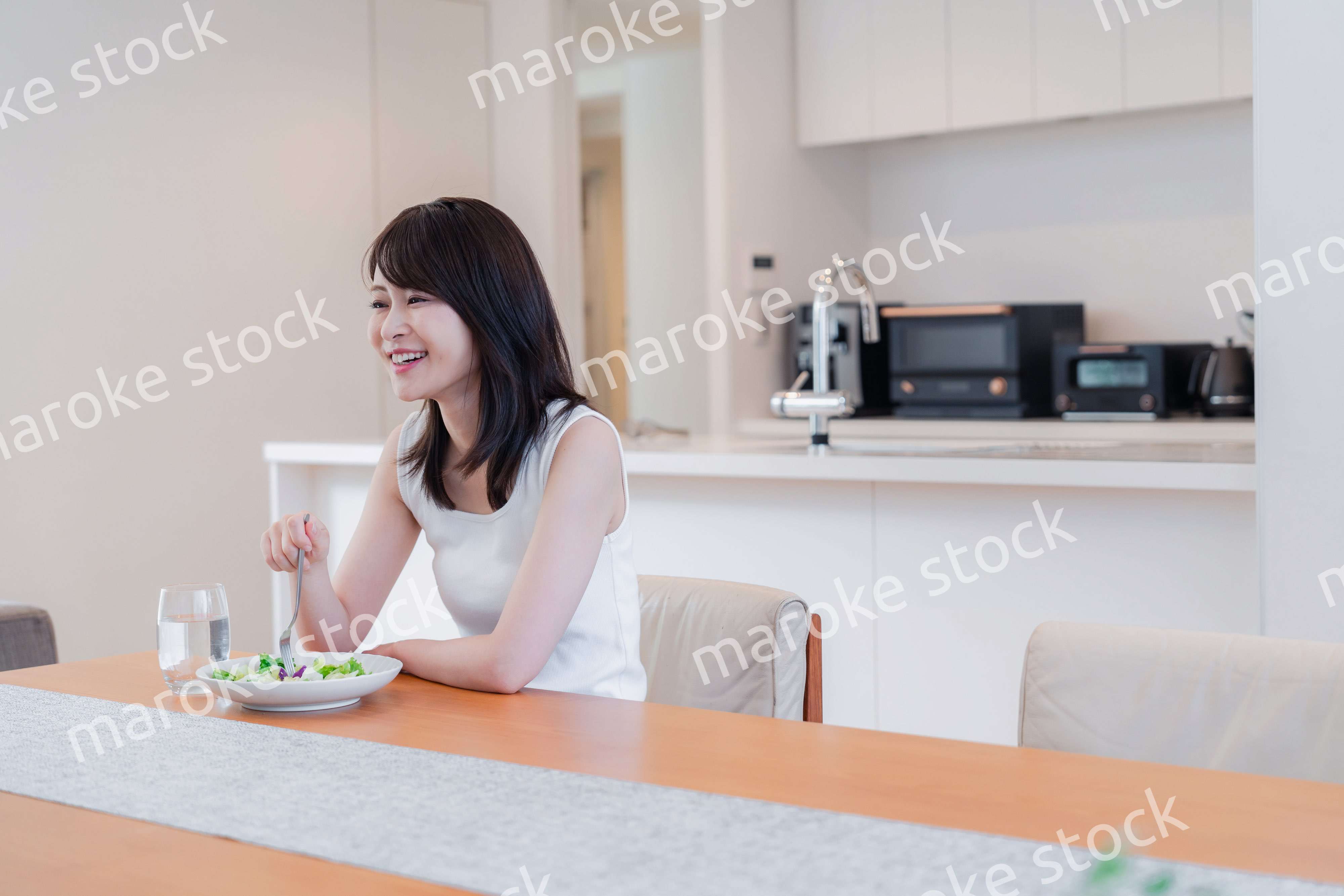 家でご飯を食べる若い女性