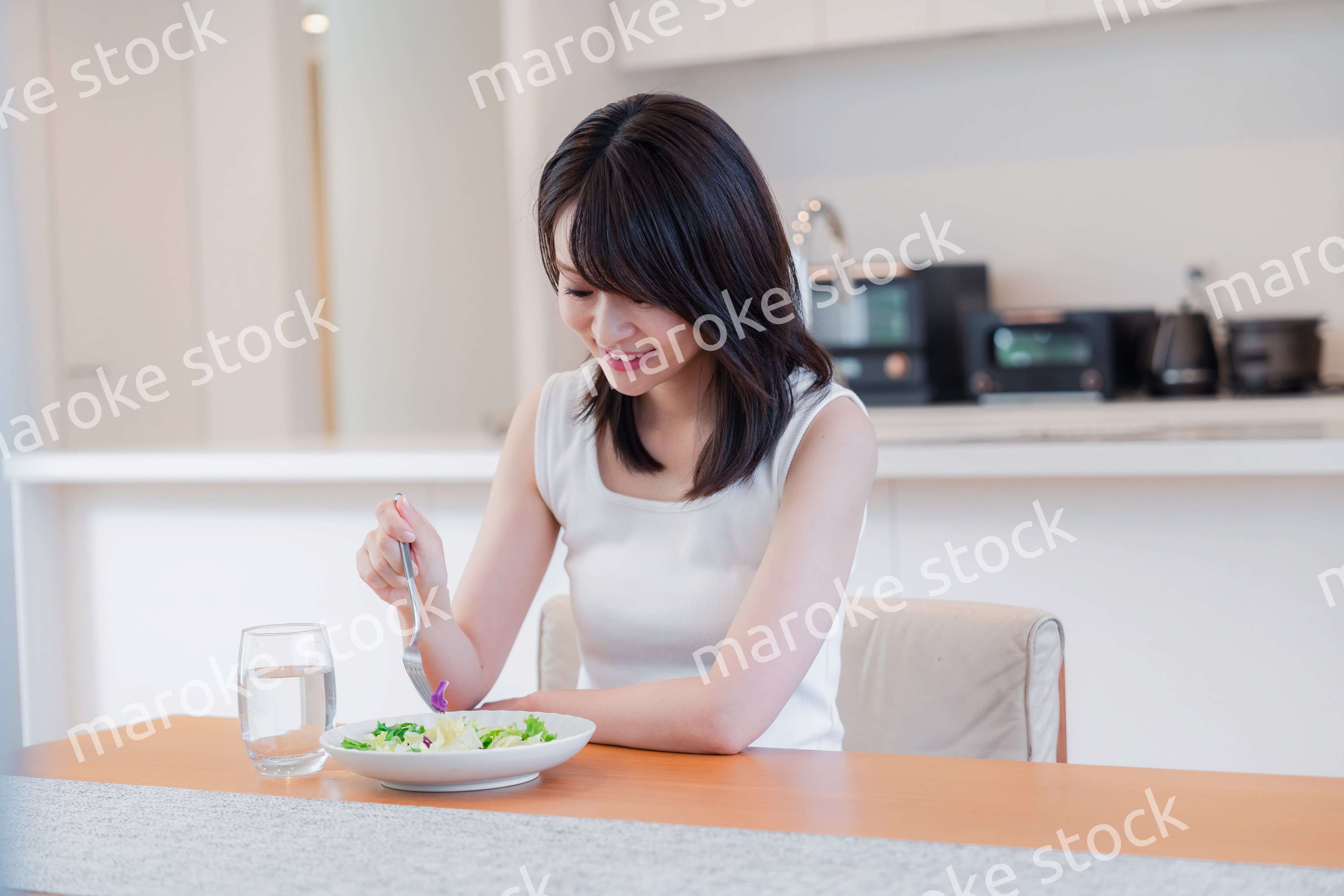 家でご飯を食べる若い女性