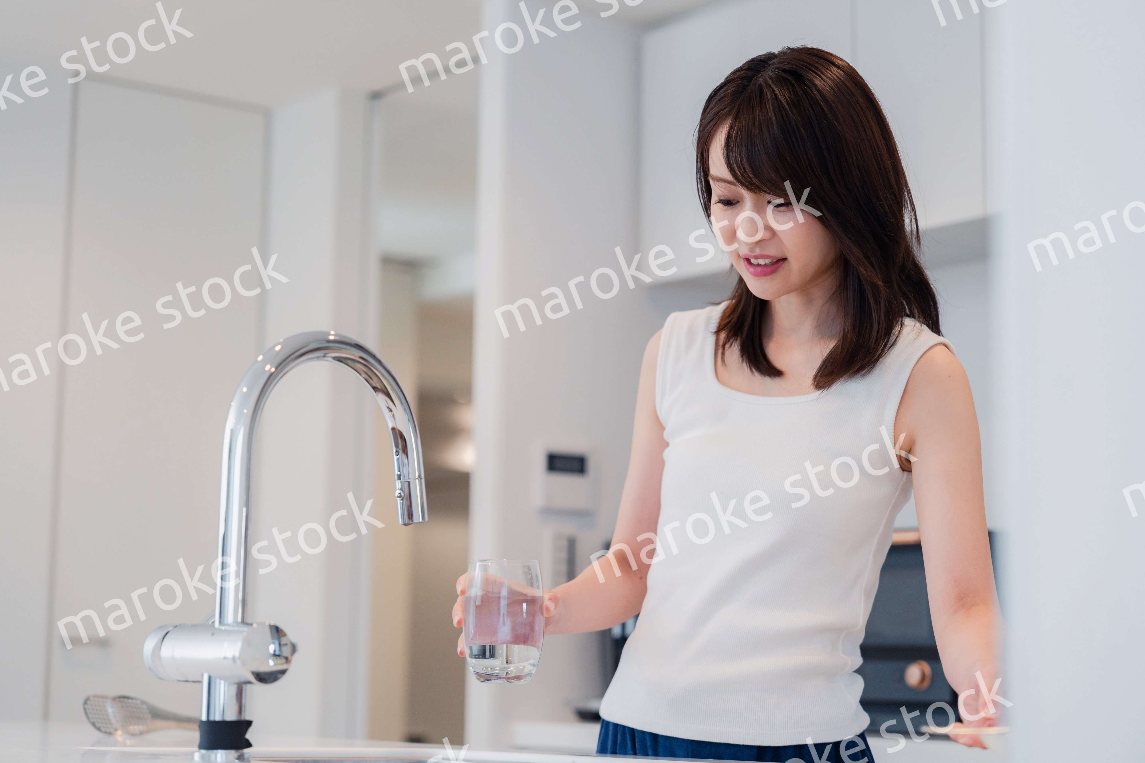 家でご飯を作る若い女性