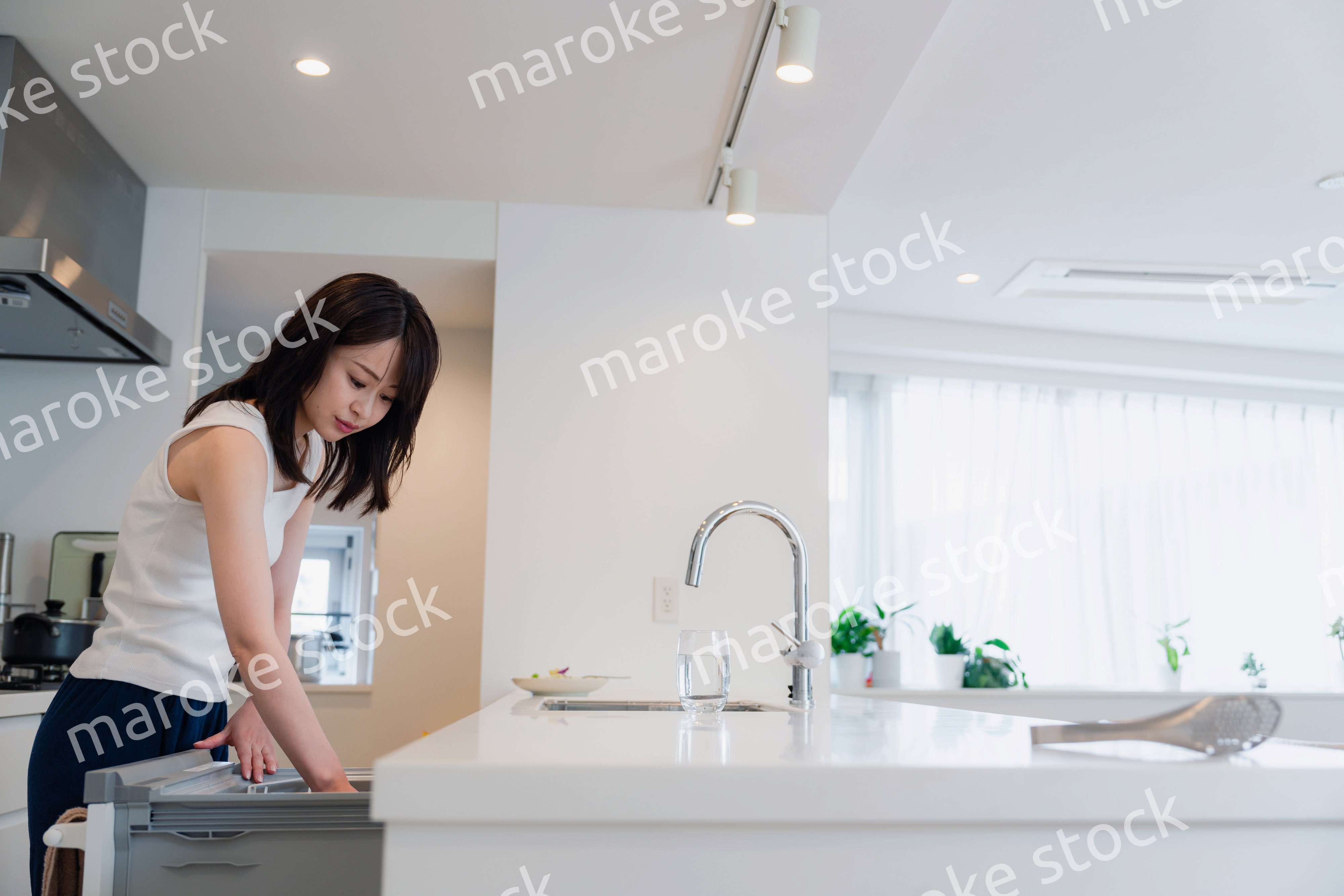 ビルトイン食洗機を使う若い女性