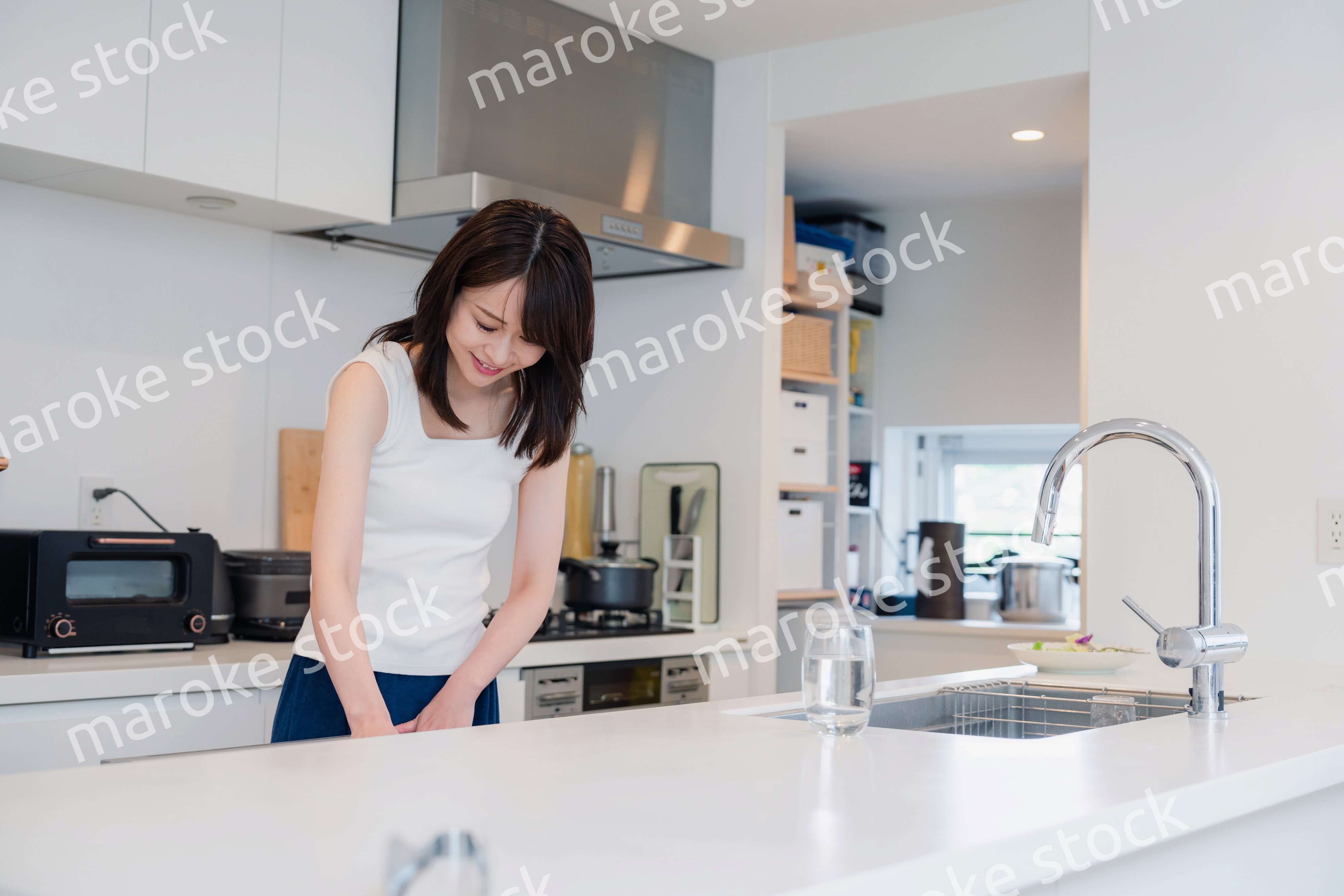 ビルトイン食洗機を使う若い女性