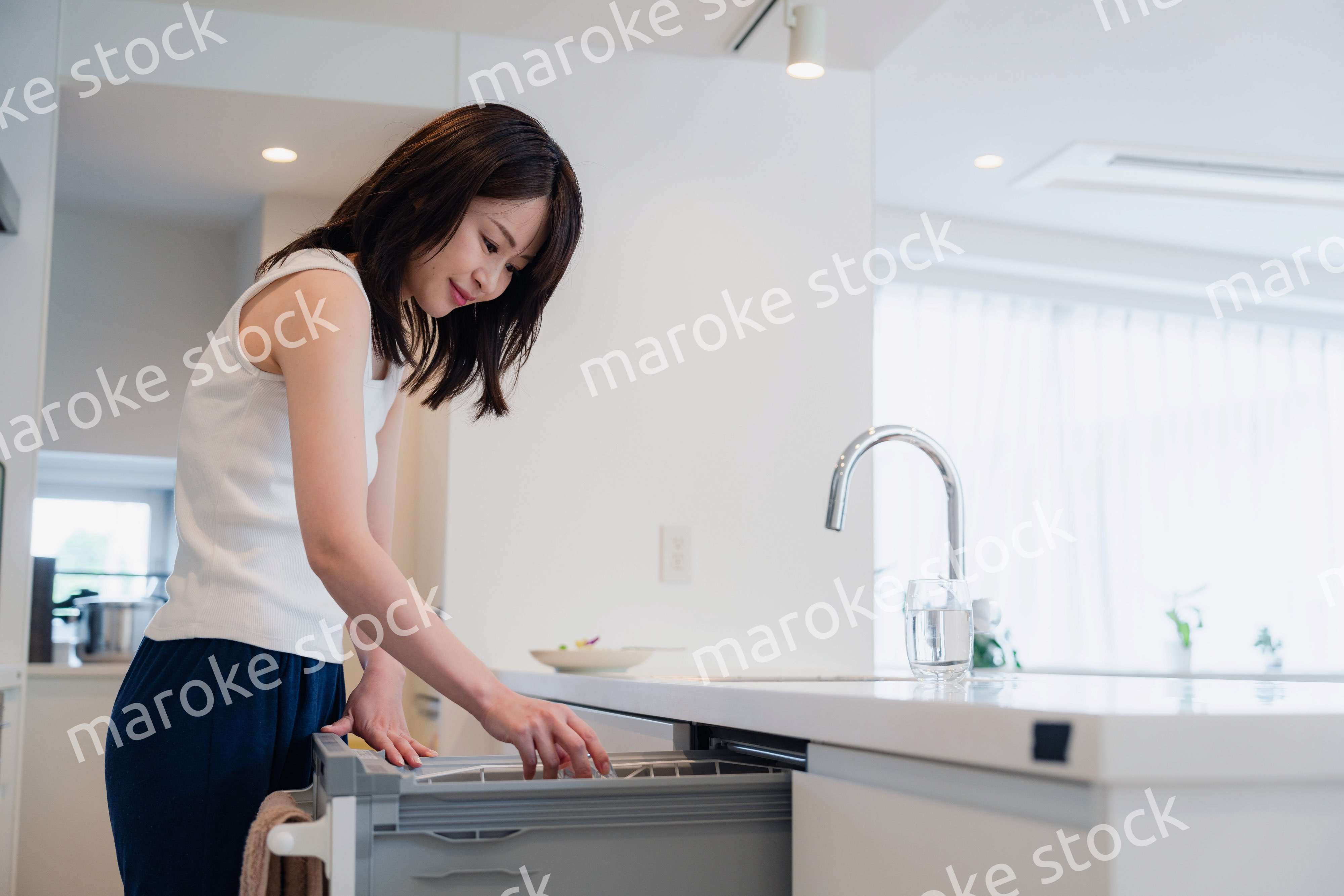 ビルトイン食洗機を使う若い女性