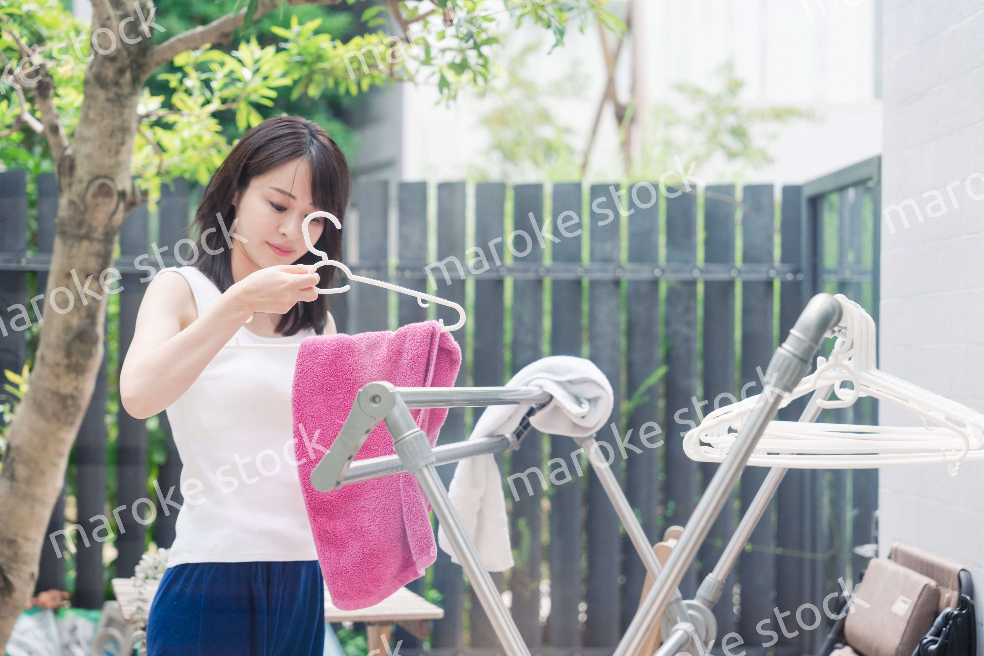 洗濯物を干す若い女性