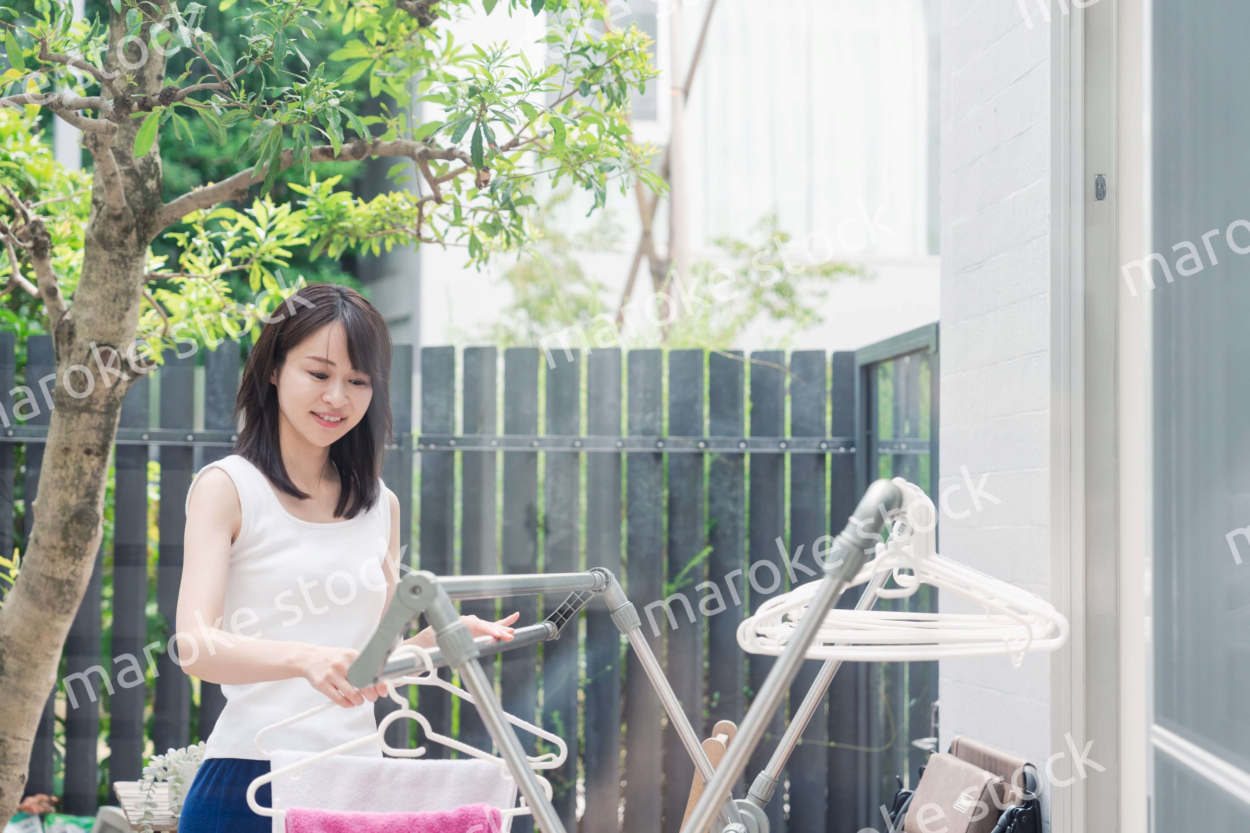 洗濯物を干す若い女性