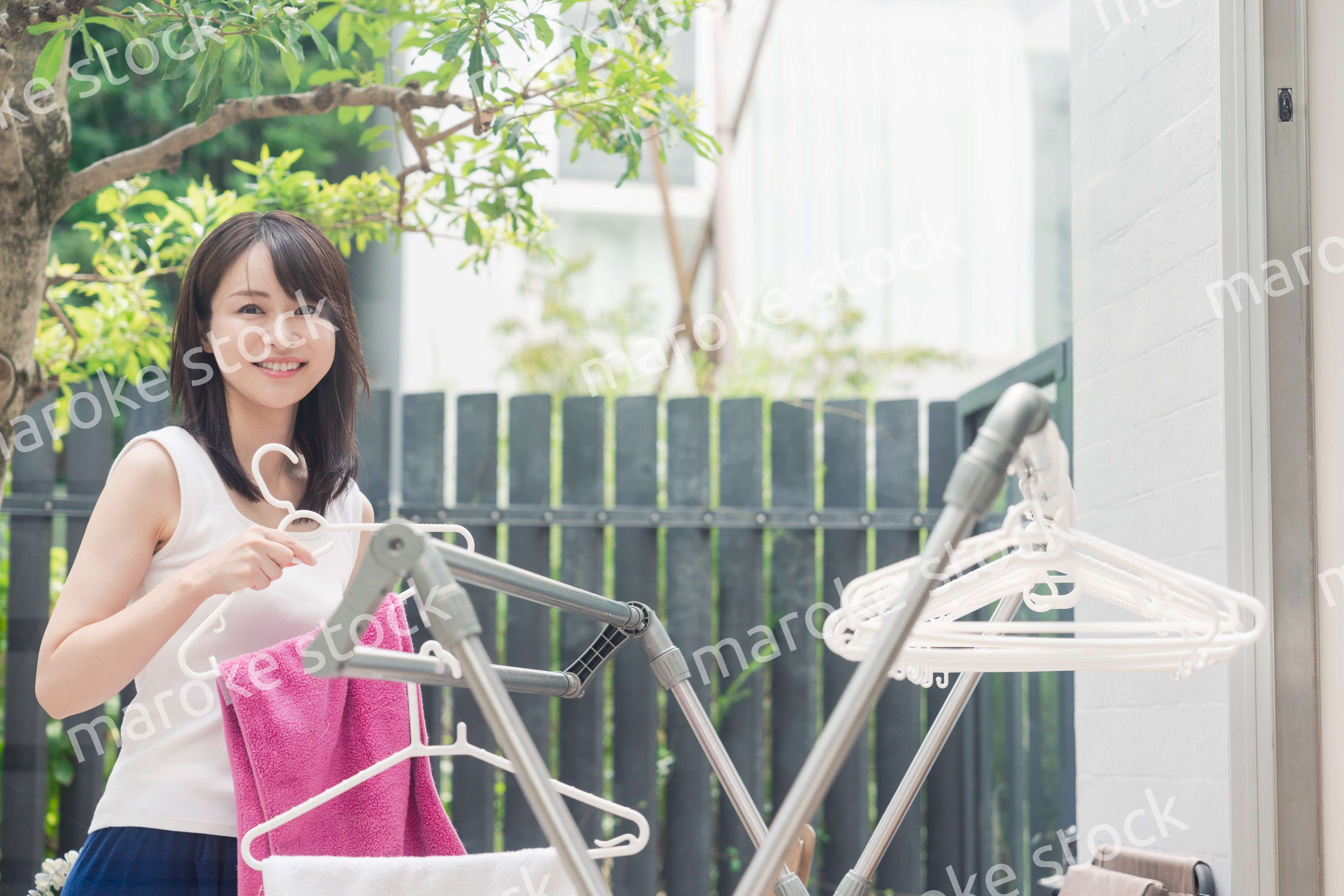 洗濯物を干す若い女性