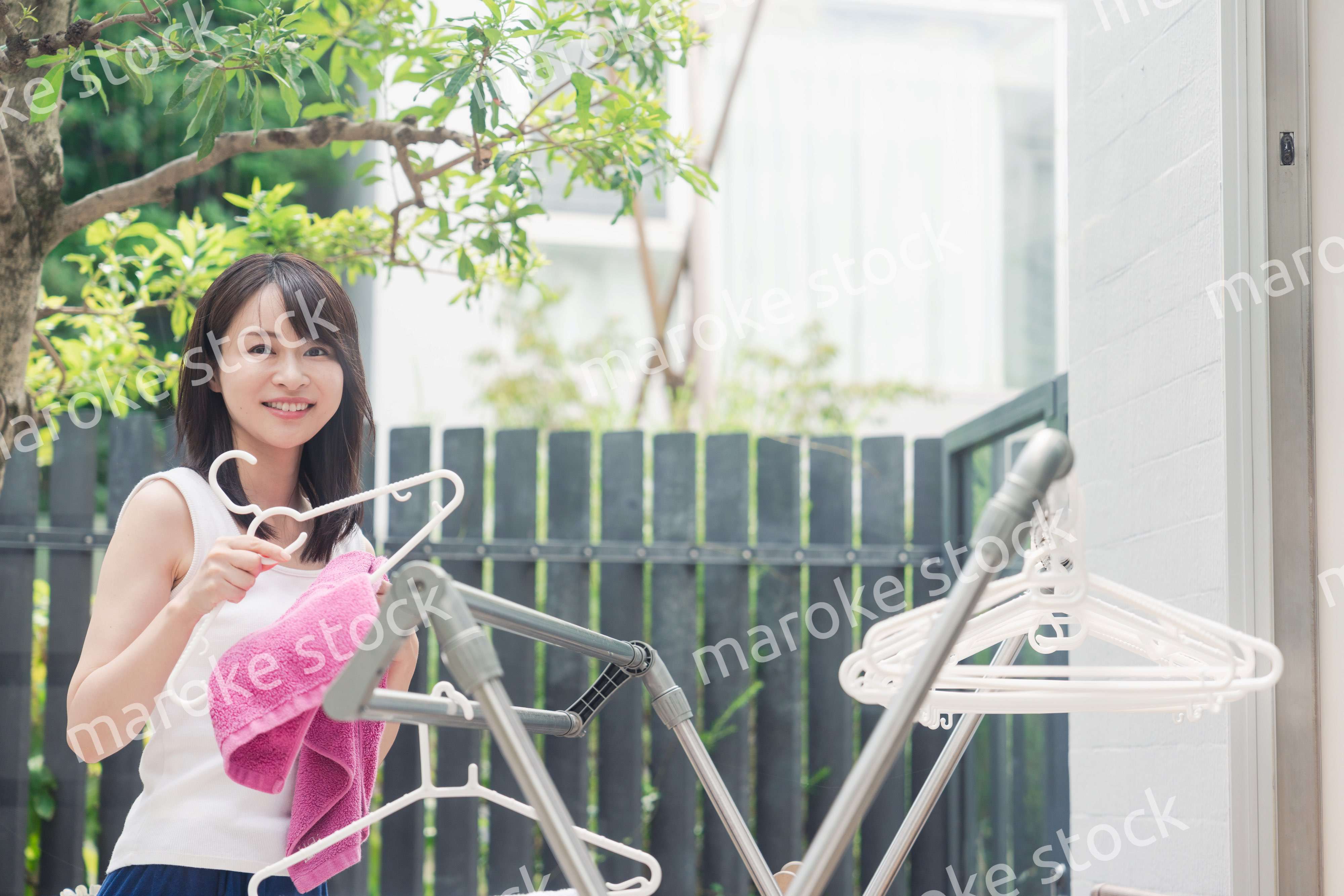 洗濯物を干す若い女性