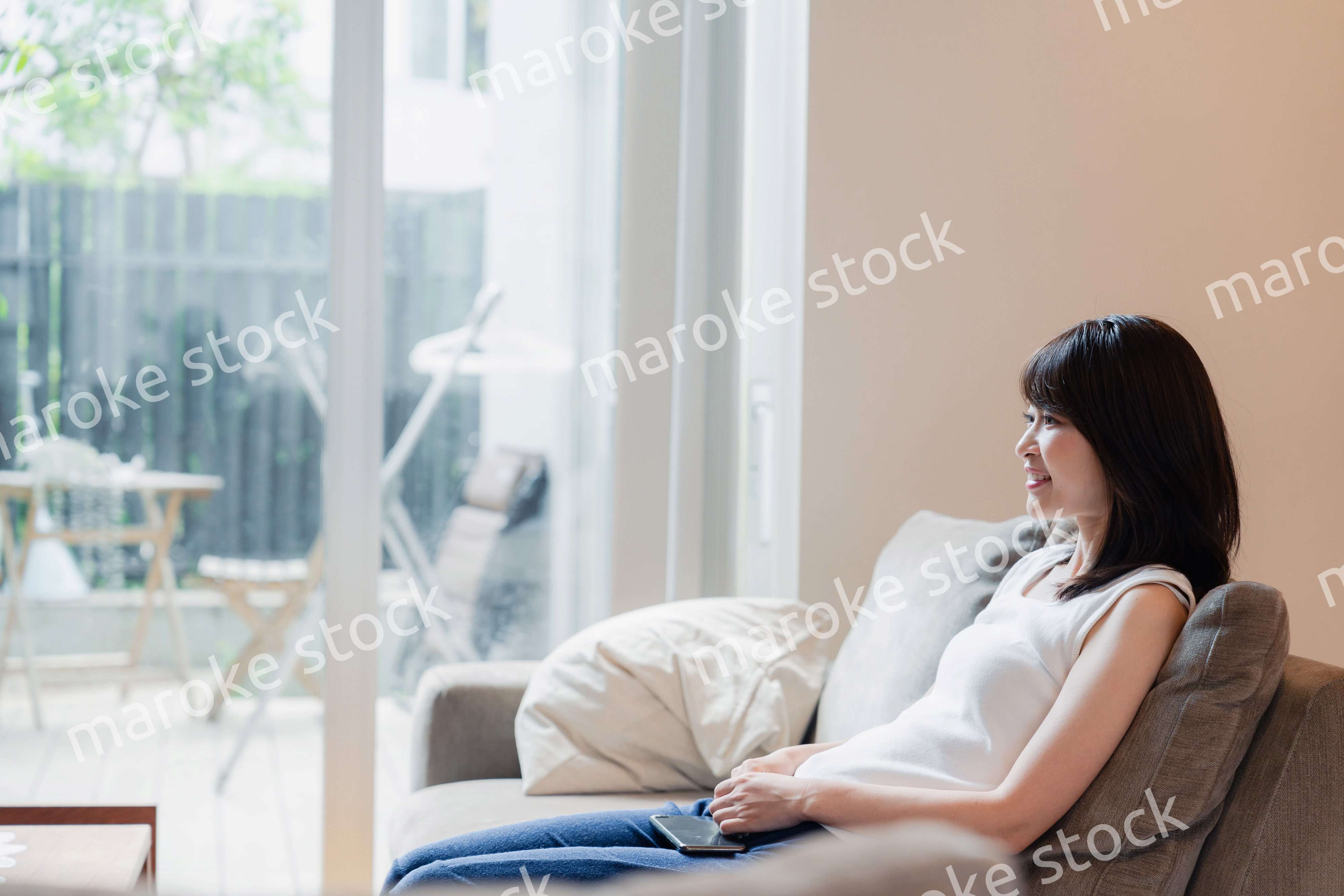 家でテレビを見る若い女性