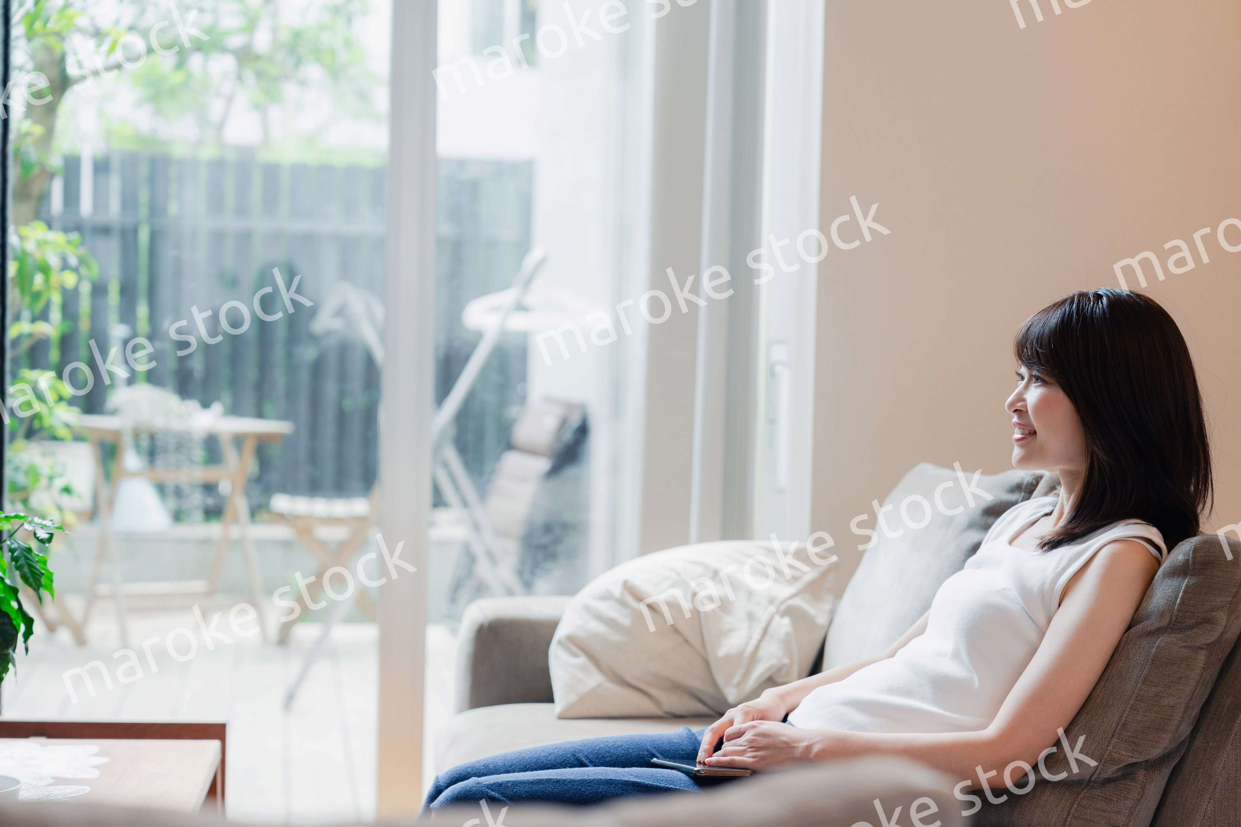 家でテレビを見る若い女性