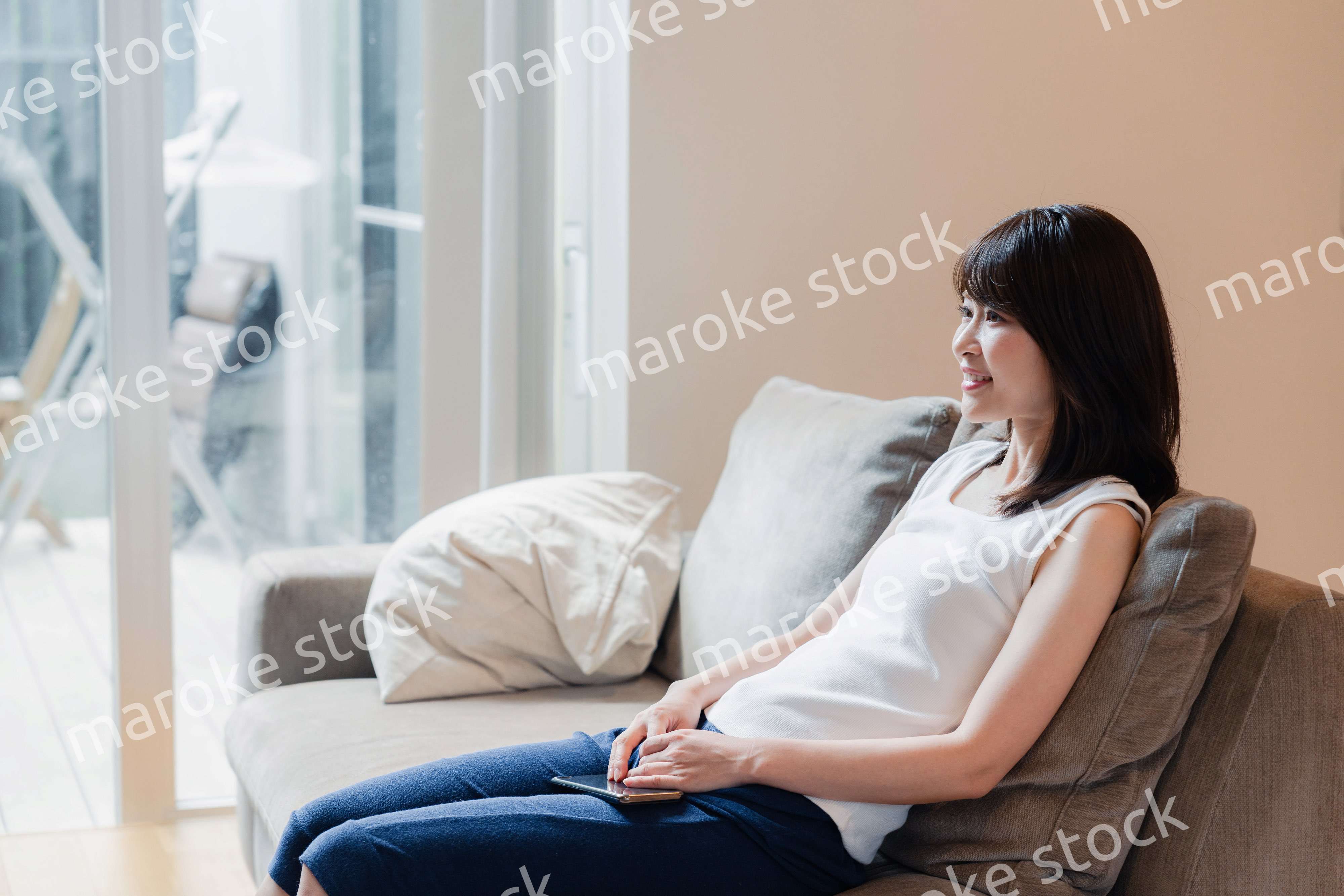 家でテレビを見る若い女性